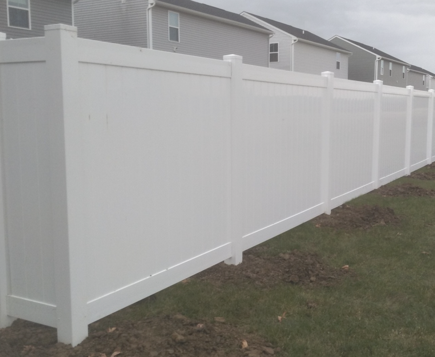 White vinyl fence installed in Elyria ohio by all Outdoor Fence and more