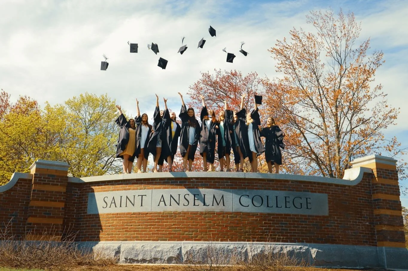 Attention Grads 🎓

It&rsquo;s not too late to book a session gather your friends and let&rsquo;s make some memories!
Link in bio