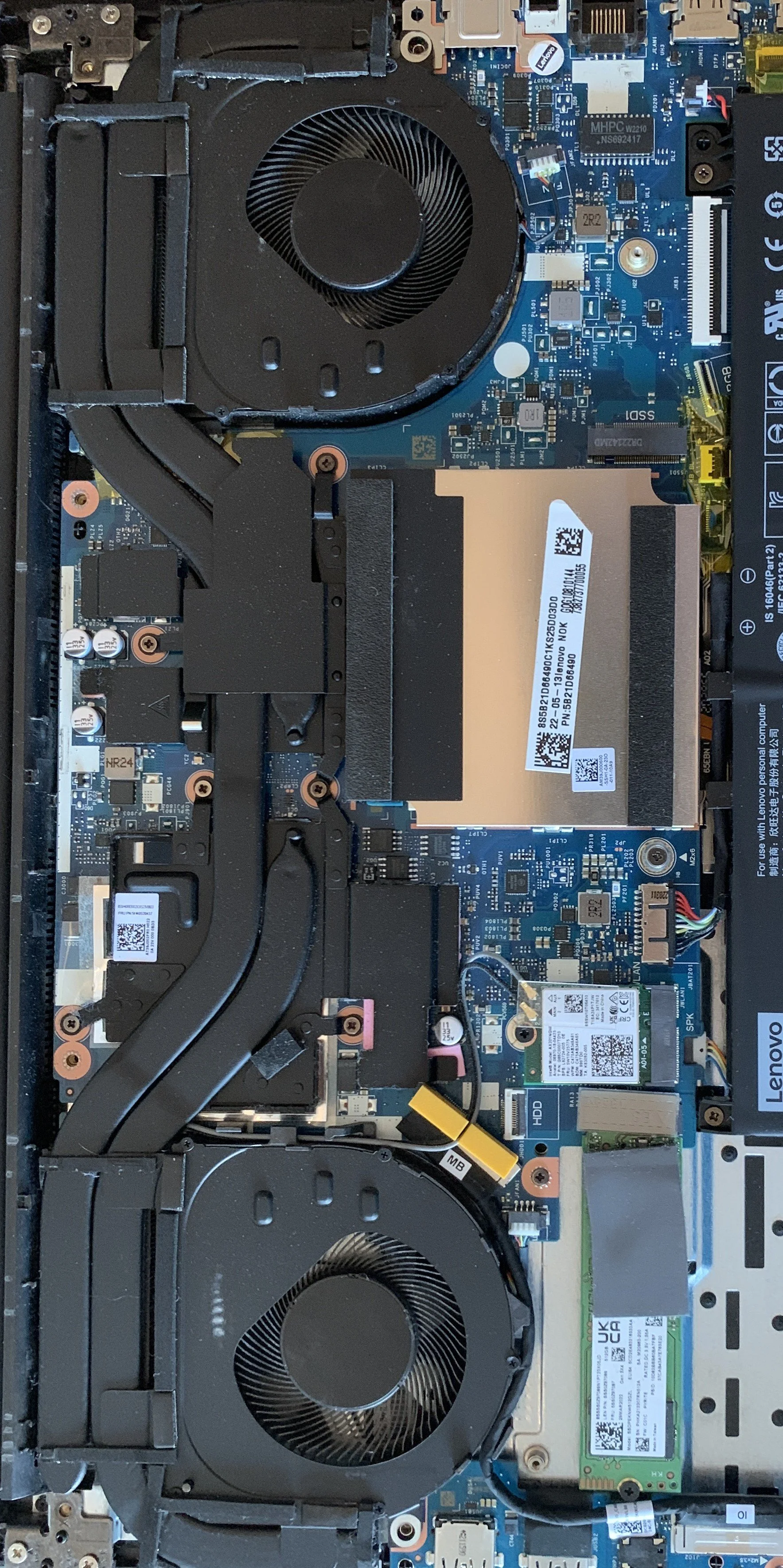 Binnenin een laptop zie je de koelventilatoren, het moederbord, het RAM-geheugen en andere interne componenten.