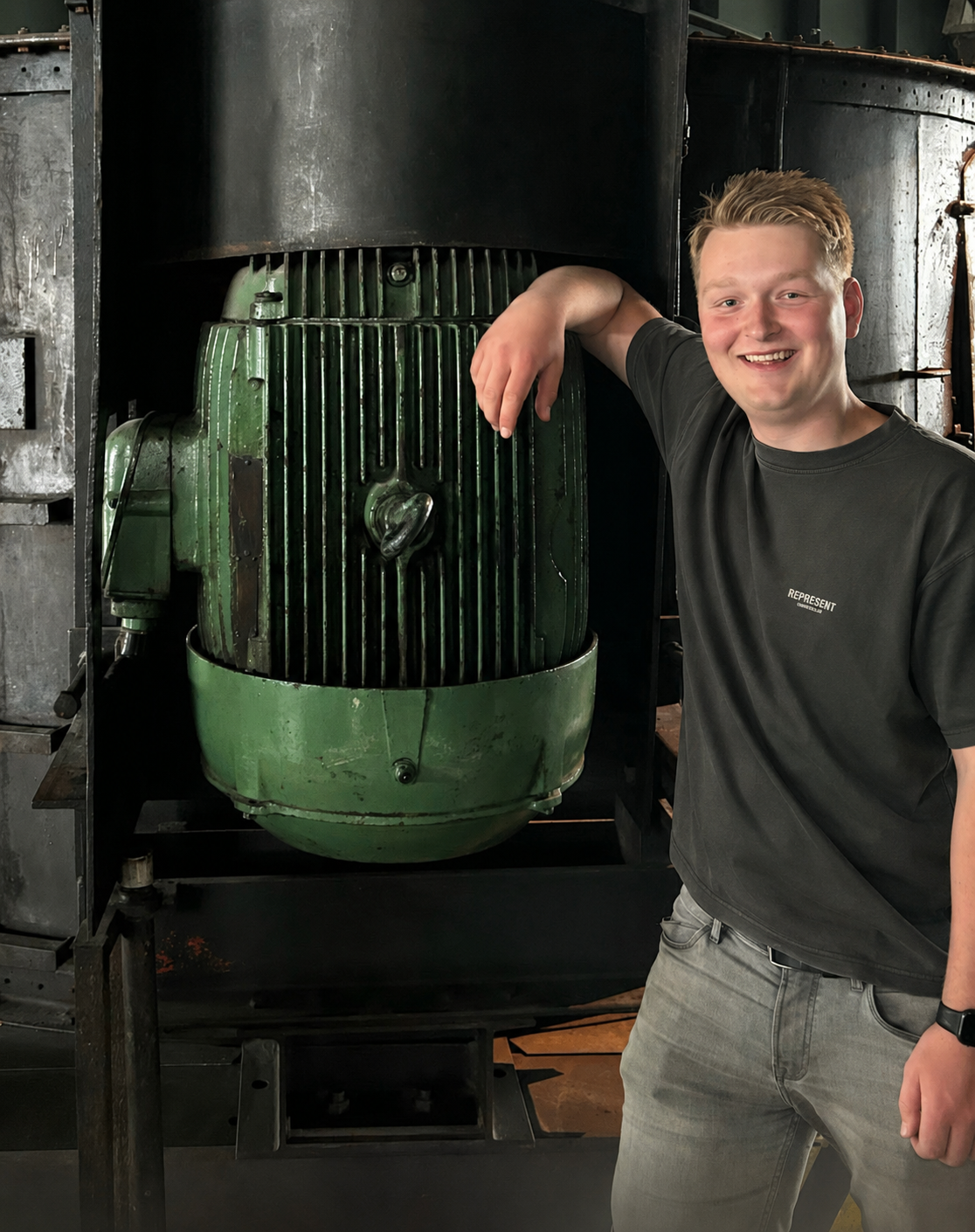 Marijn Pluijgers bij een grote industriële motor.