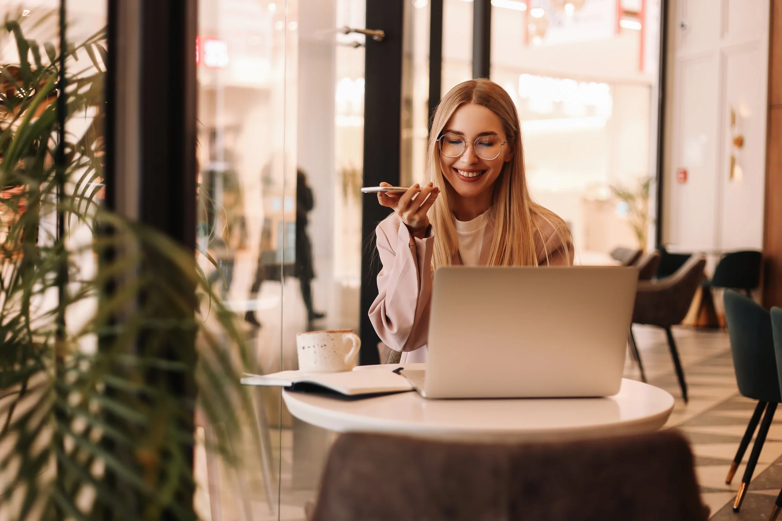 Mujer freelance trabajando