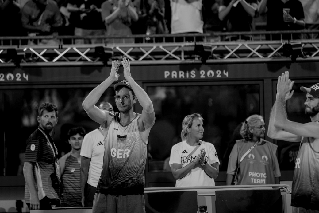 Basketballspieler aus Deutschland wird bei der Siegerehrung bei den Olympischen Spielen 2024 in Paris gefeiert.