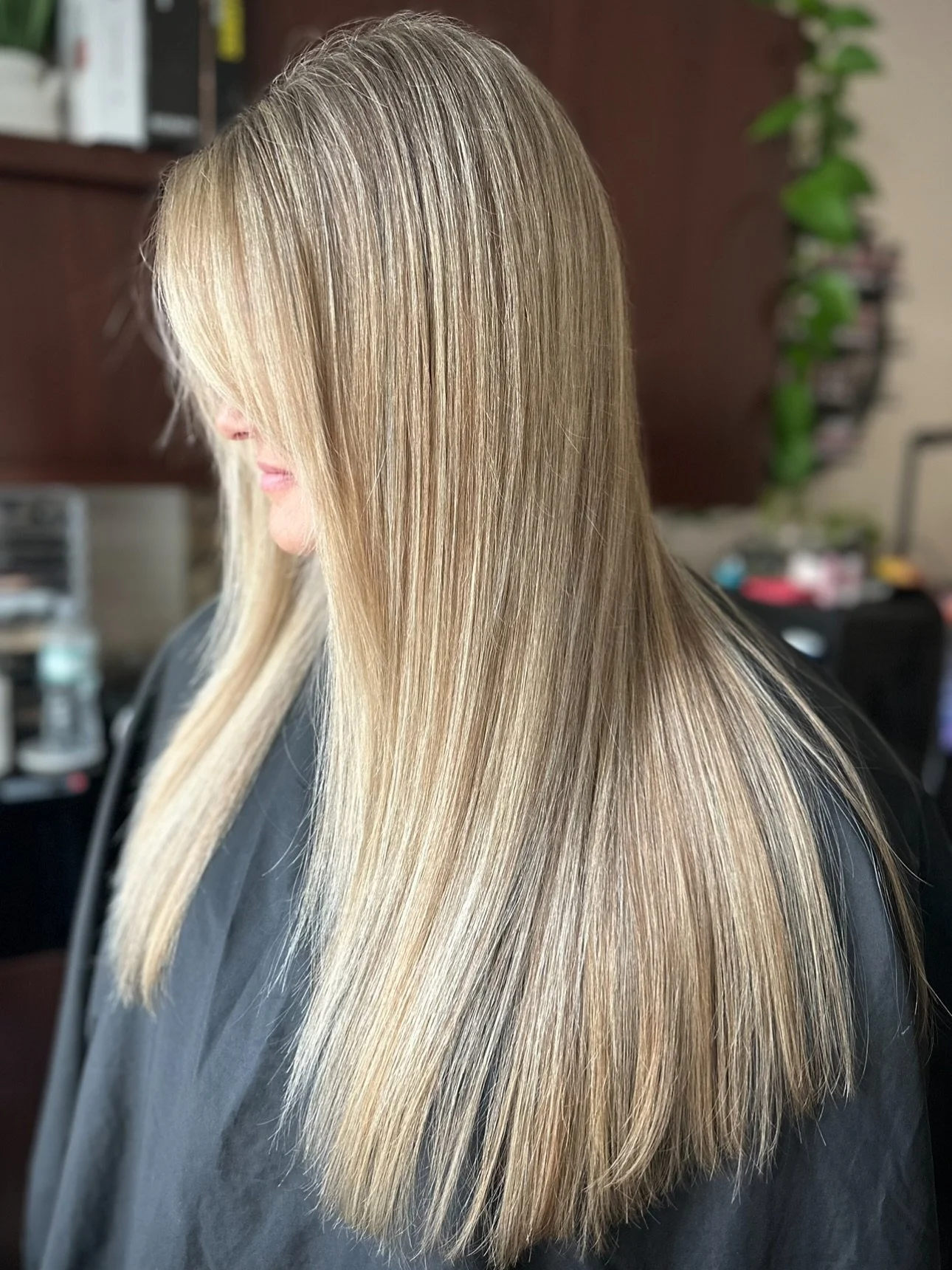 ✨Blending, not covering✨

If you&rsquo;re starting to see a few gray sparkles and don&rsquo;t want high-maintenance root touch-ups, highlights might be your new best friend. We can strategically place lighter pieces to soften the contrast and help yo
