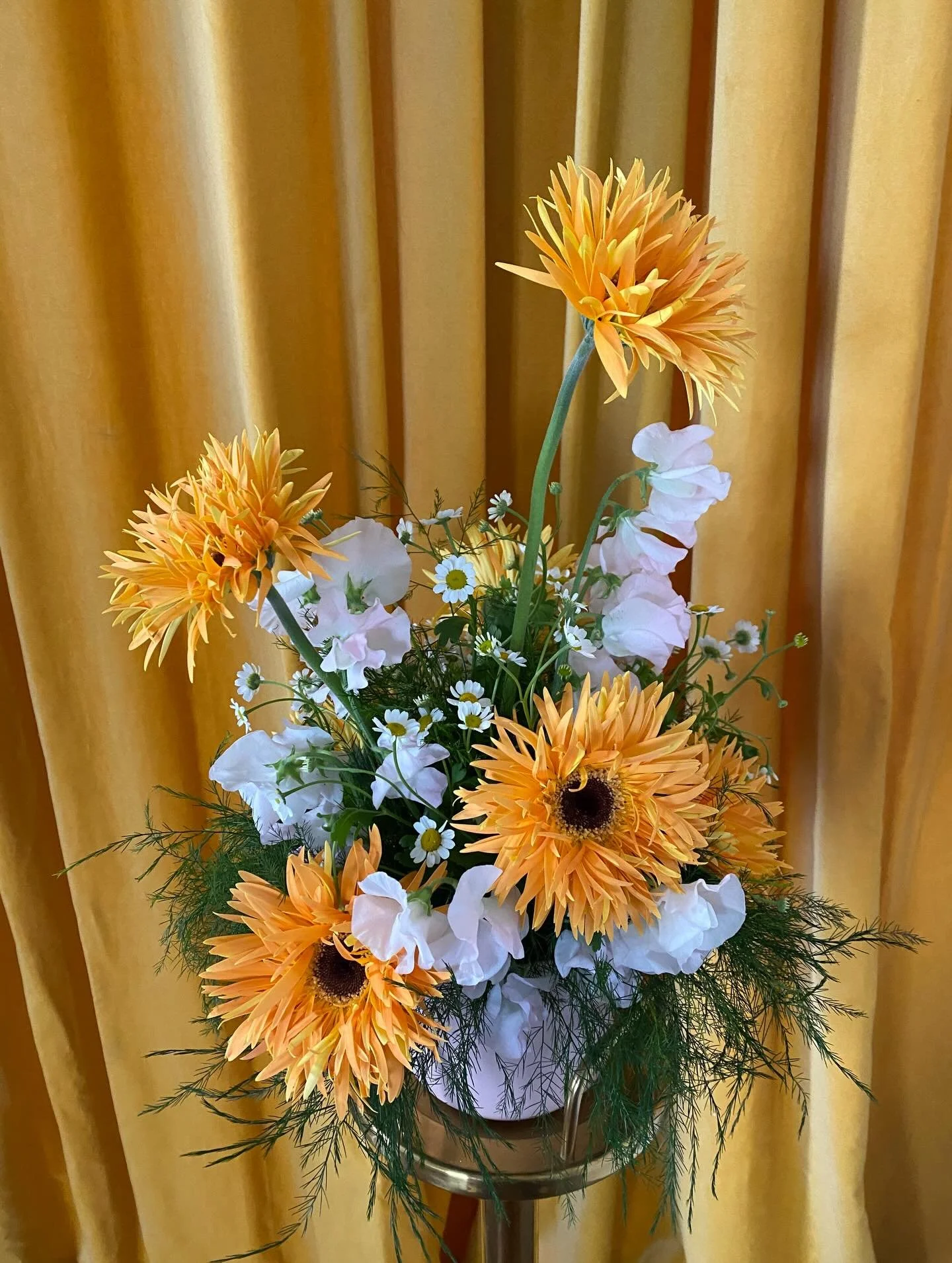 Daisies and sweet peas for a special birthday delivery! ✨🧡 
#losangelesflorist #losangelesfloraldesigner #birthdayflowers 

No seriously you guys I'm obsessed with her! I'm naming her Sunburst Baby.