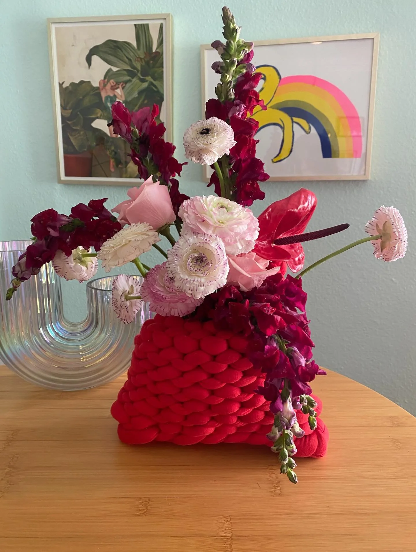 @knotbydk handmade purses x @flowerlinstudio floral arrangements ❤️ this is what I mean when I say "let me grab my purse" 

#losangelesflorist