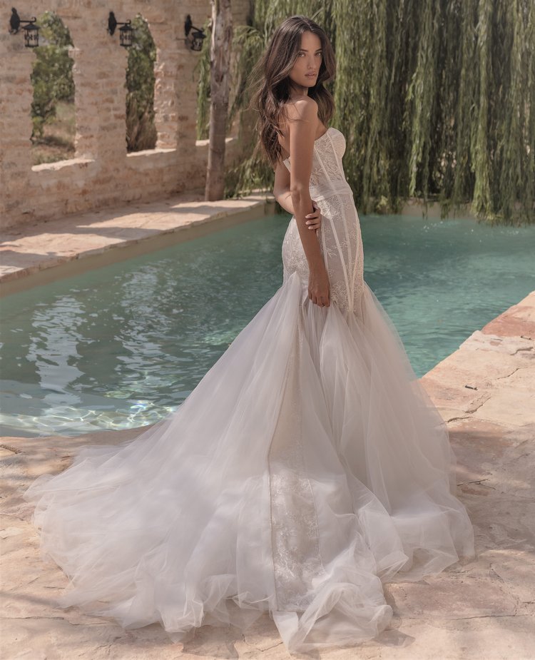 MODERN ROMANTIC WEDDING DRESS WITH ILLUSION CORSET BODICE, DELICATE LACE APPLIQUÉS, AND FLOWING TULLE SKIRT