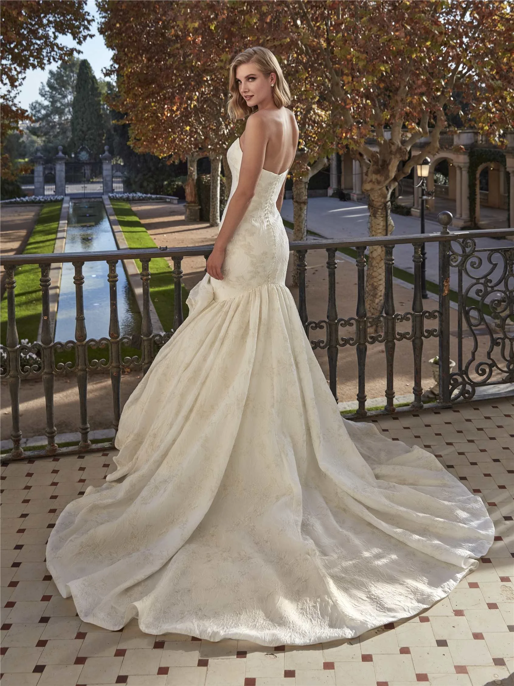 Pronovias Beegold figure-hugging mermaid wedding dress in luminous lurex jacquard with a delicate floral pattern.