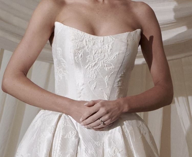 LUXURIOUS STRAPLESS A-LINE WEDDING DRESS WITH FLORAL JACQUARD FABRIC AND A ROMANTIC COUTURE SILHOUETTE