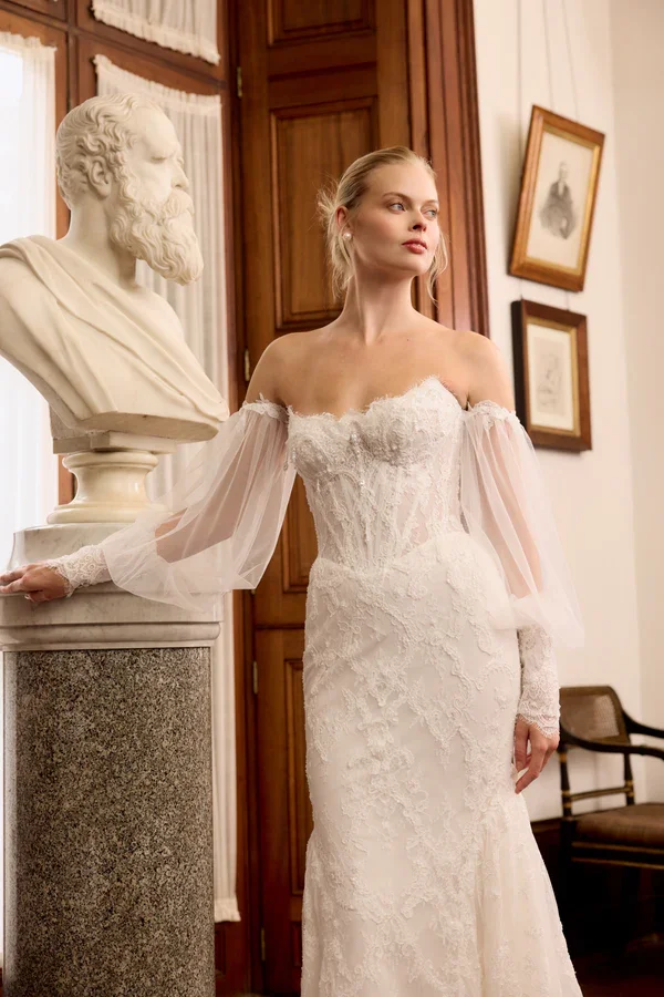 The Eternity gown embodies a perfect balance of sophistication and modern glamour.