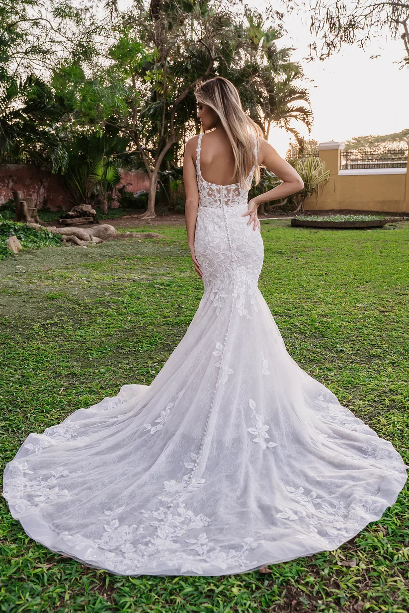 Sleeveless Lace Mermaid Wedding Dress With Elegant Square Neckline and Form-Hugging Silhouette