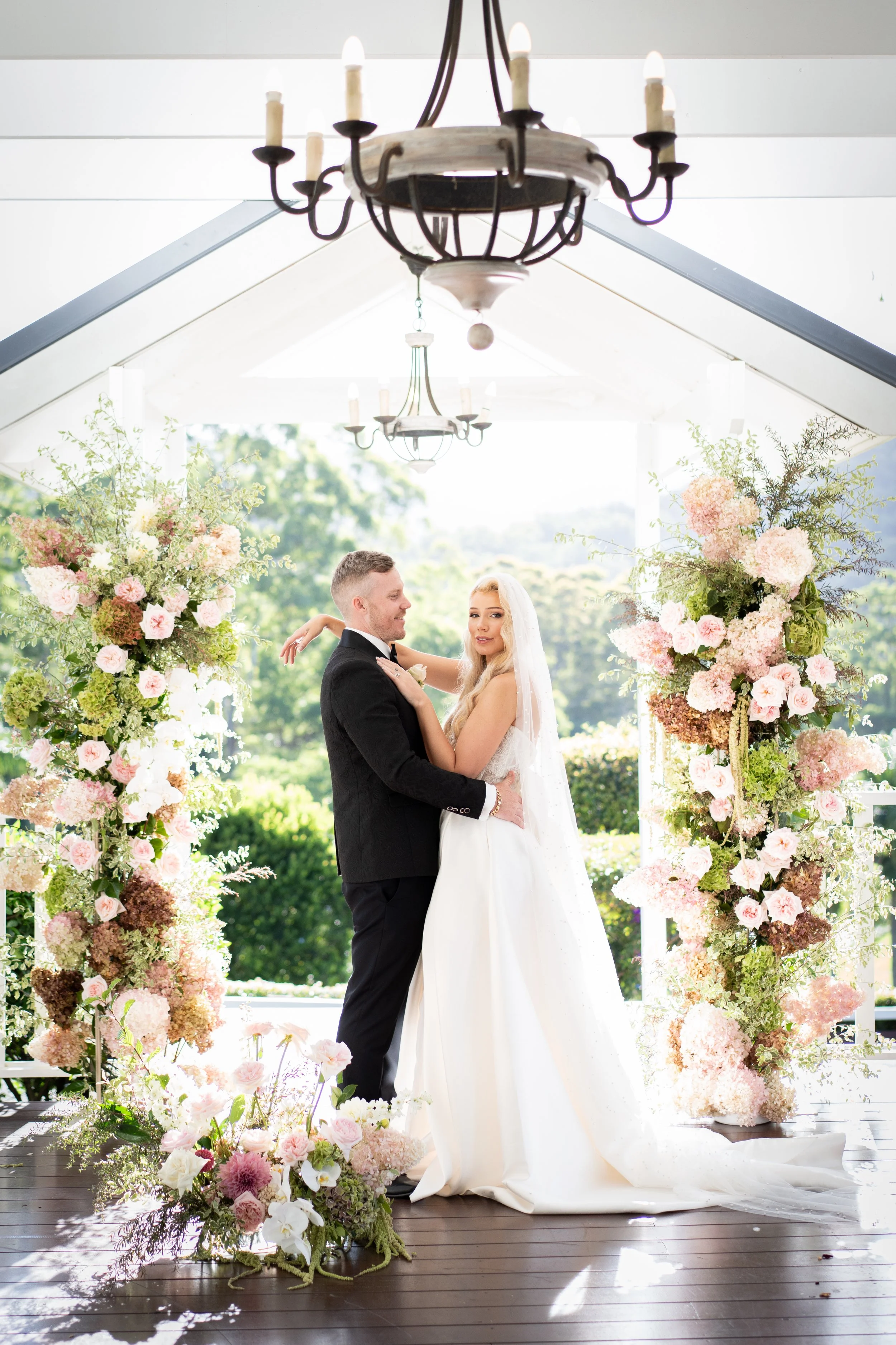 Ceremony arch florals at wedding Boda_9.JPG