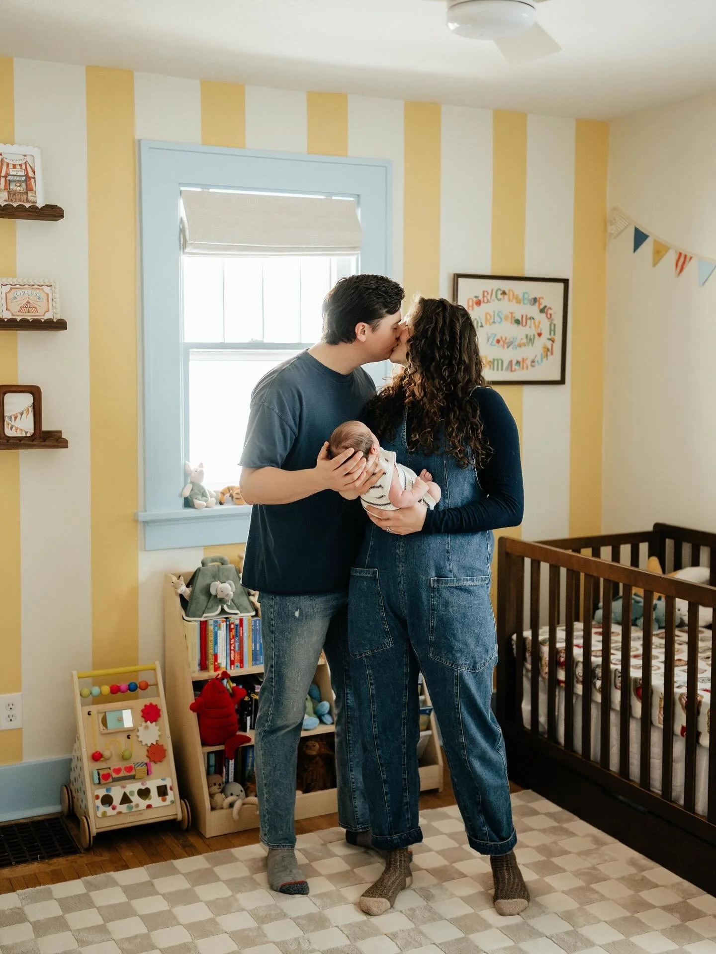 Howe party of 3 💛🩵

Charlie + Olivia welcomed sweet George into their lives about a month ago! What a beautiful morning to spend with them taking these pictures in their home 🫶🏻