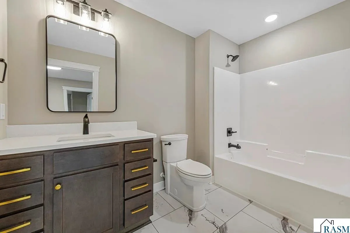 124 Joshua upstairs bath.jpg