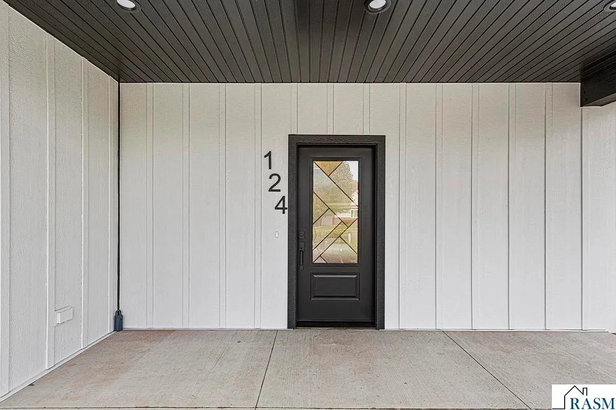 124 Joshua Front door.jpg