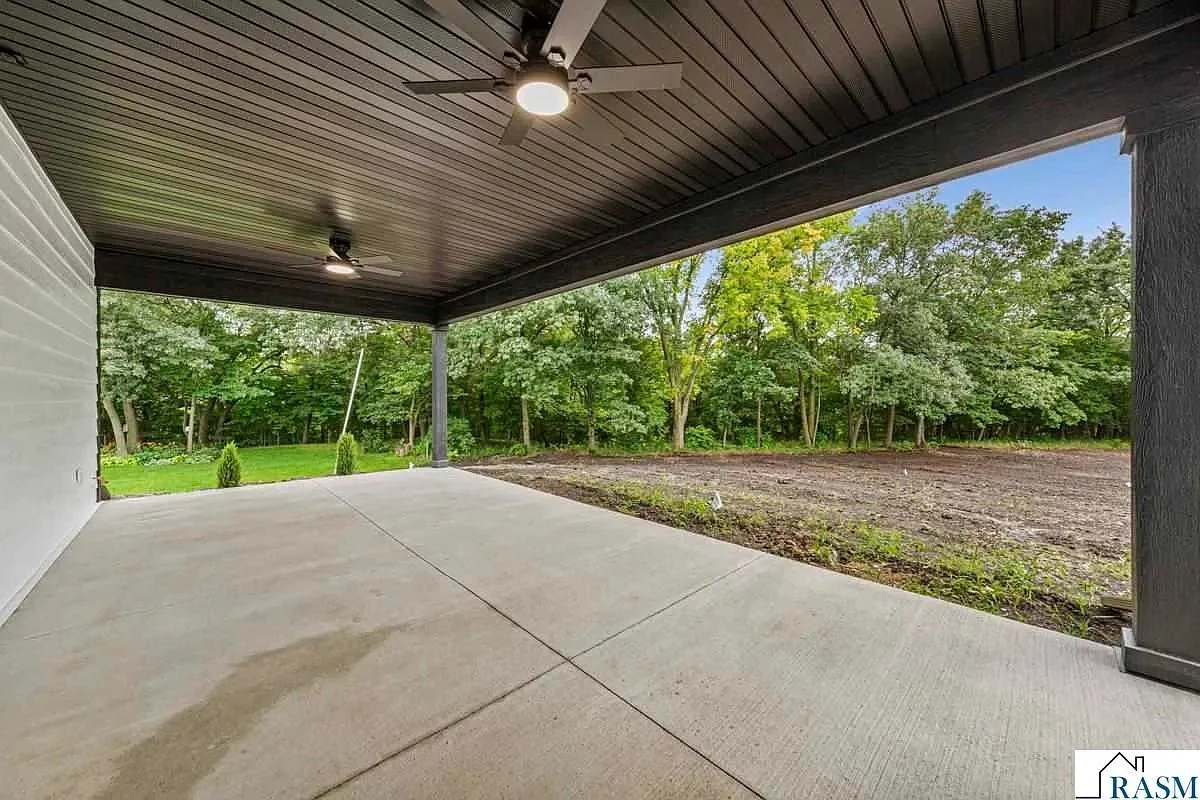 124 Joshua back patio.jpg