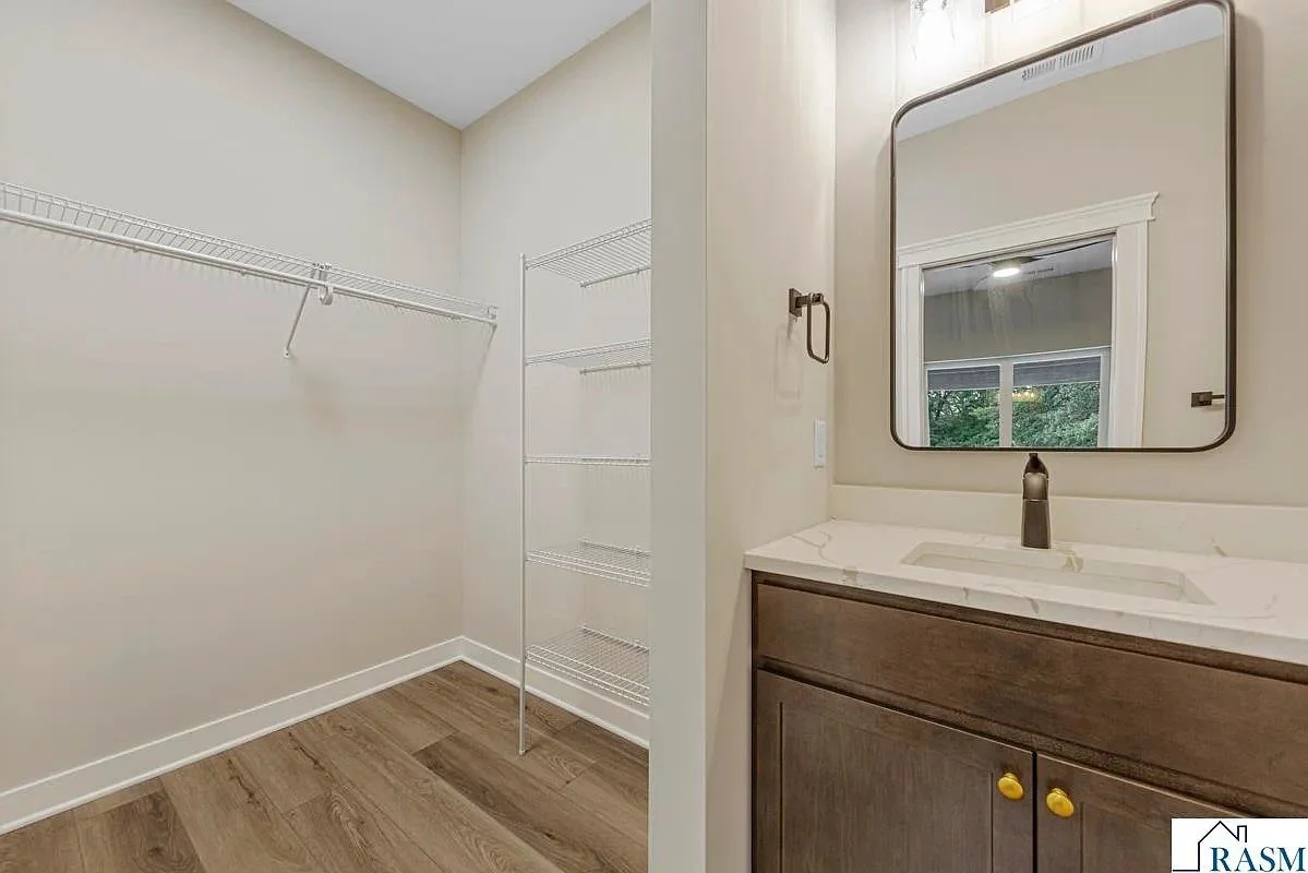 124 Joshua in law suite bath-closet.jpg