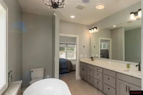 120 Joshua Mstr bath2.jpg