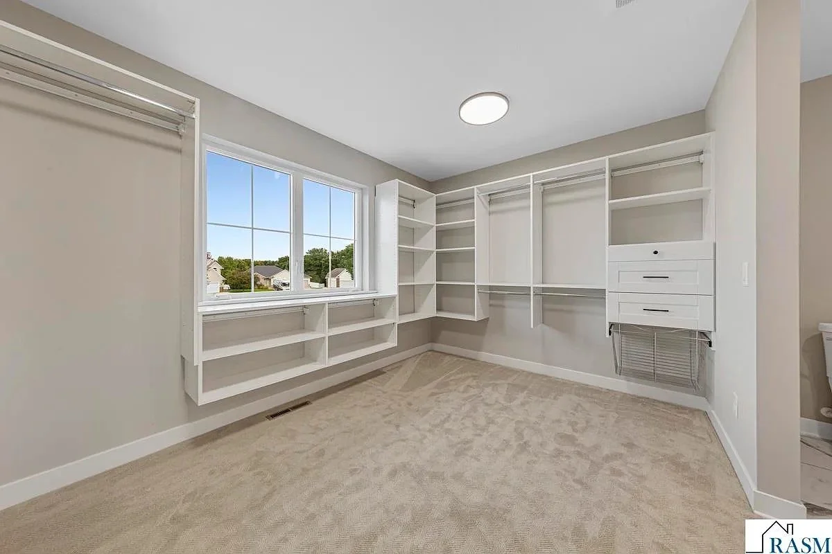 124 Joshua owners suite closet.jpg