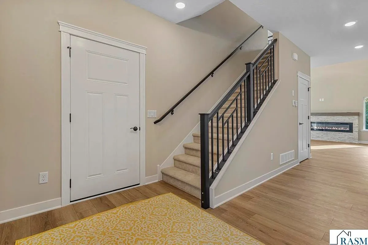 124 Joshua front entry stairs.jpg
