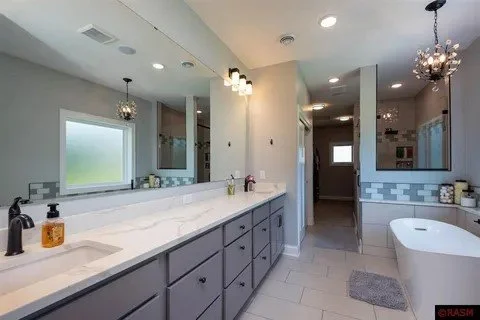 120 Joshua Mstr bath1.jpg