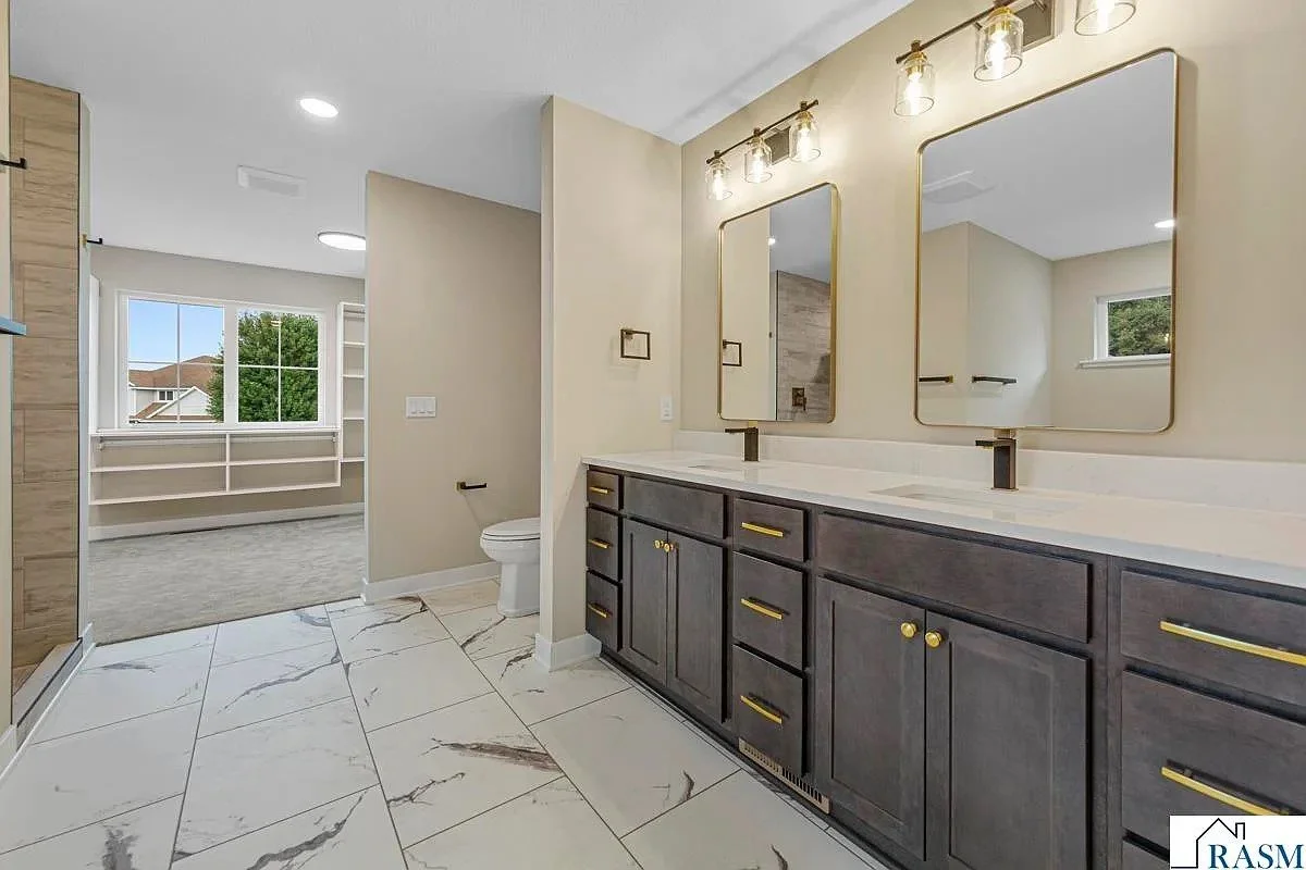 124 Joshua owners suite bath.jpg