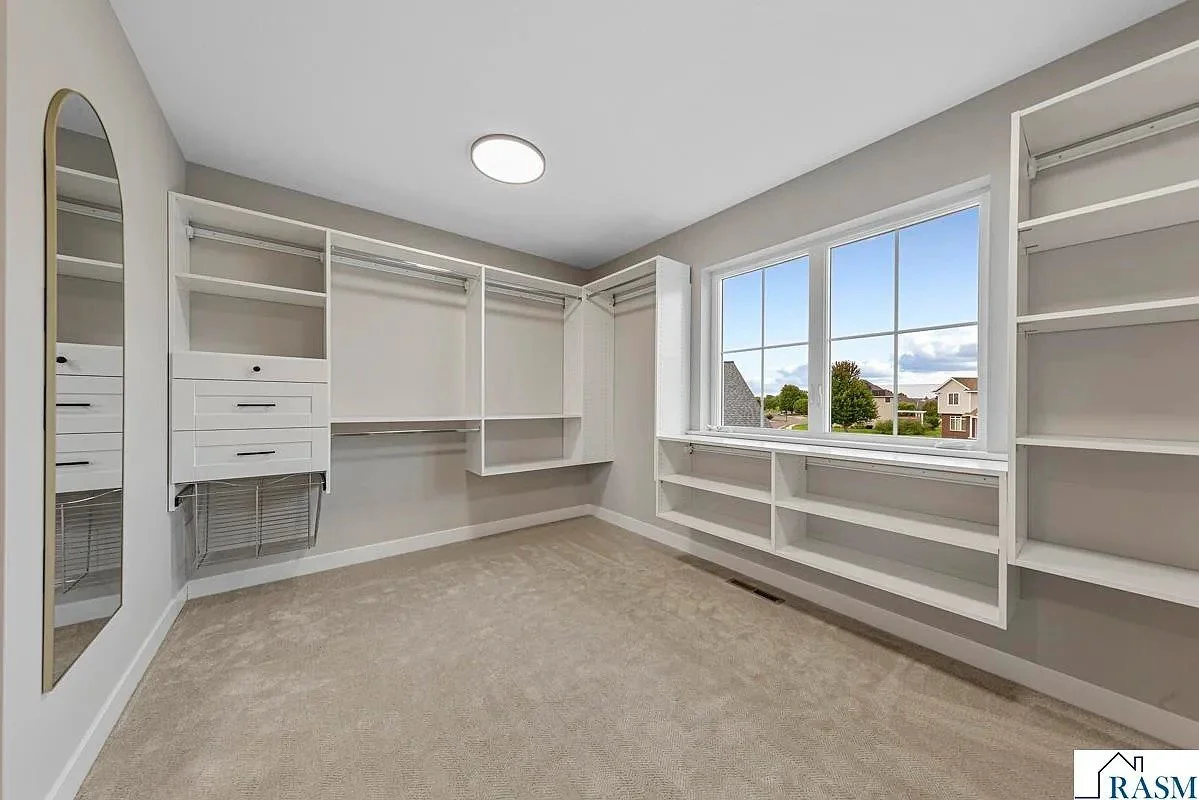 124 Joshua owners suite closet view2.jpg