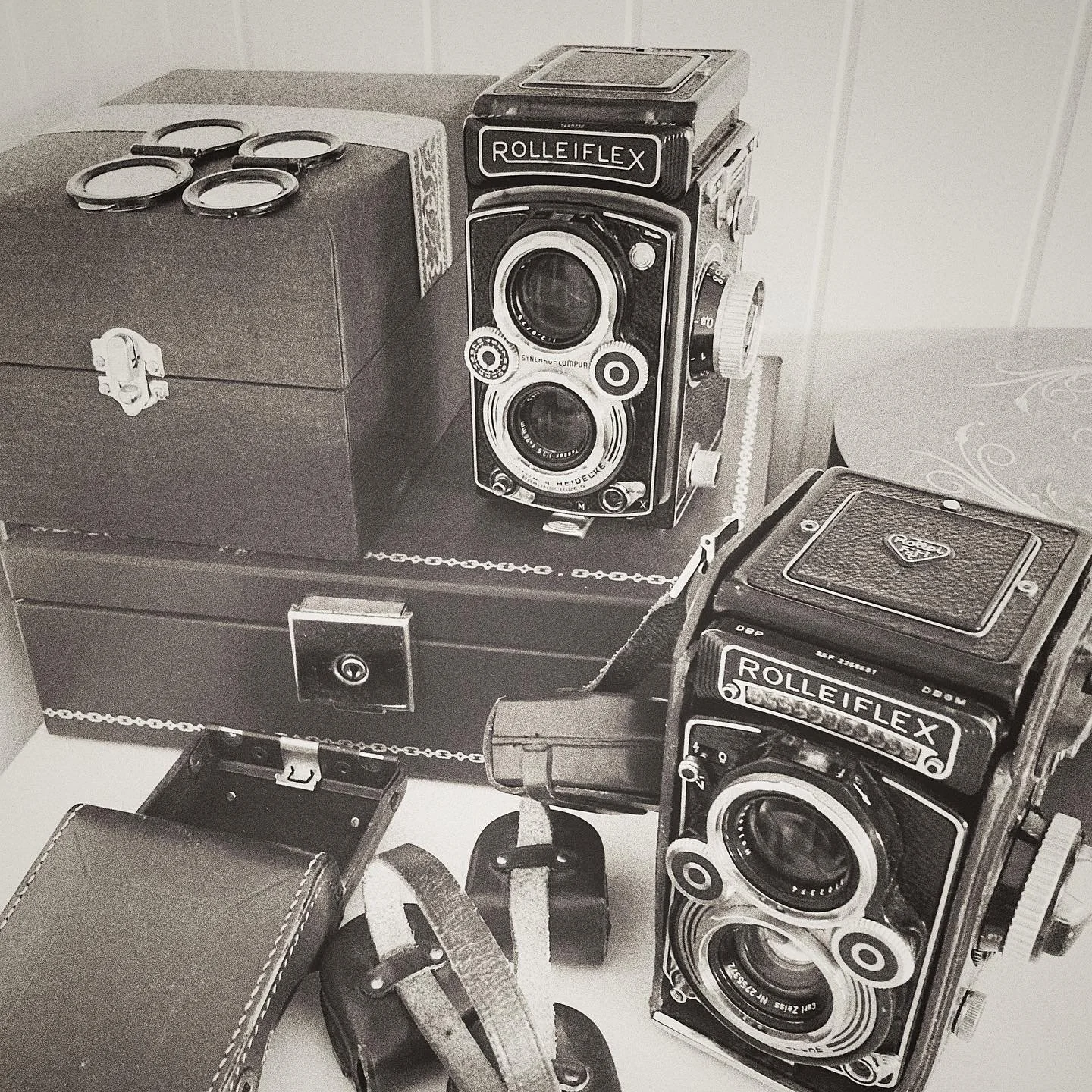 My &ldquo;new&rdquo; old Rolleiflex TLR cameras📸 one of then most iconic cameras ever made.

&bull;
#rolleiflex #120mmfilm #vintagecamera #vintage #analog #film #oldstyle #beauty #tlrcamera #kodakfilm #carlzeiss 
@taraldophotography