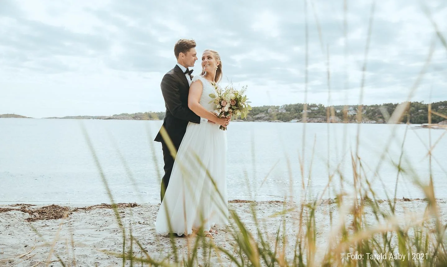 Bilder fra forrige helgs bryllup💍 Takk for tilliten og for at jeg fikk fotografere og filme det fine bryllupet deres🤵🏻👰🏼&zwj;♀️📸 
@mariannhagberg @v_s__ 
@strandhotelfevik 

#bryllup #nygift #wedding #weddingphotography #taraldaaby_photography 