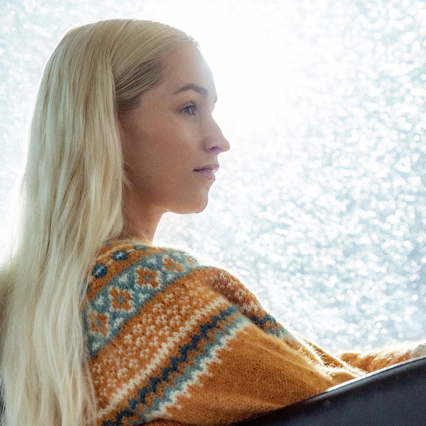 &laquo;The sun always shines on my photos&rdquo; often. In this case, there is an arri m18 HMI fresnell through a soft, then through a window😀. 
Portrett av @mirremurre 
&bull;
#canonphotography #beautiful #photoshoot #acting #actress #eosr #aabycre