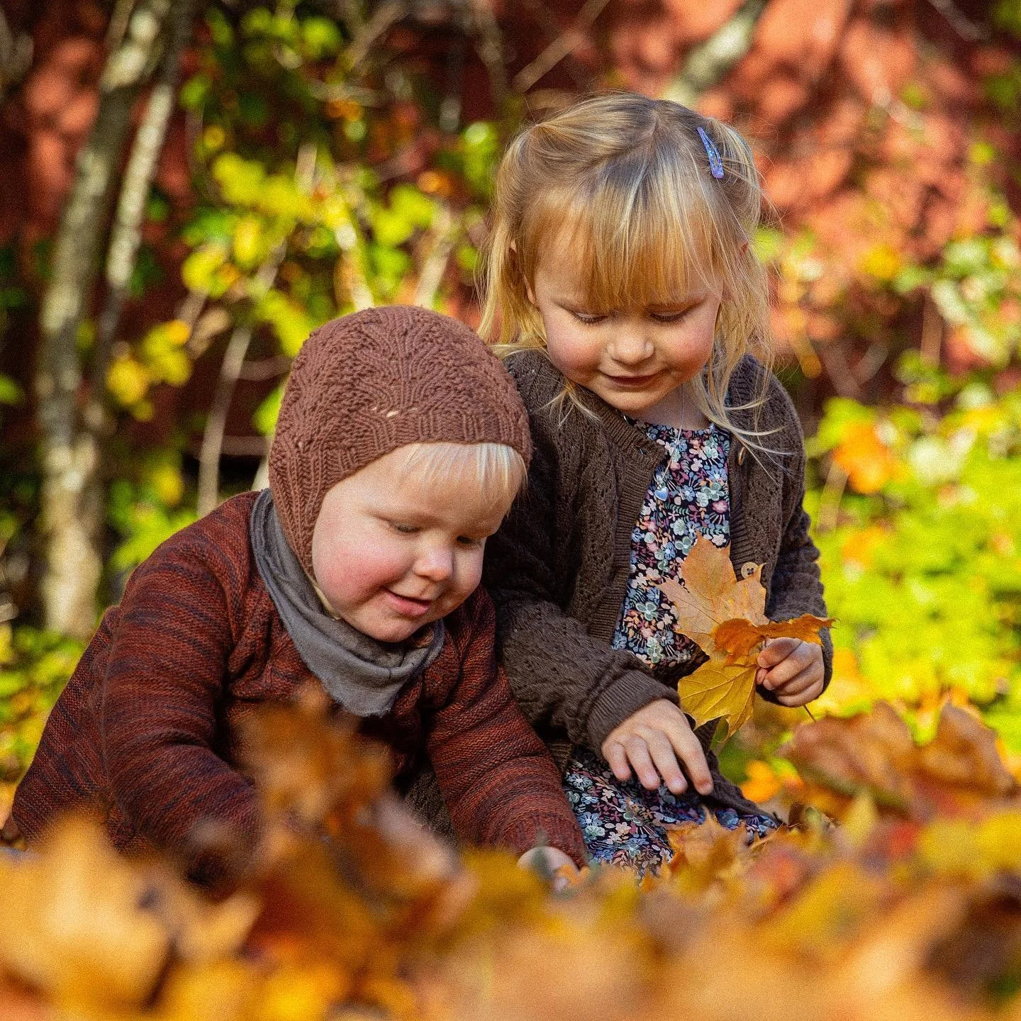 Jeg tar ikke alltid fashionbilder. I h&oslash;st tok jeg disse barnebildene av ungene til ett vennepar👨&zwj;👩&zwj;👧&zwj;👦. Ikke like lett &aring; f&aring; dem til &aring; sitte stille, s&aring; da f&aring;r en finne p&aring; litt livlige aktivite