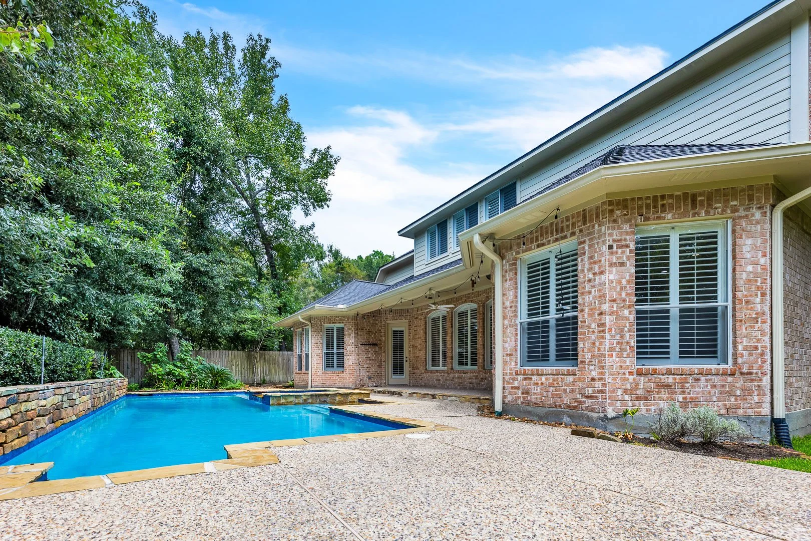 houston-tx-outdoor-exterior-pool-side-beautiful-the-woodlands-big-backyard-photography-real-estate.jpg