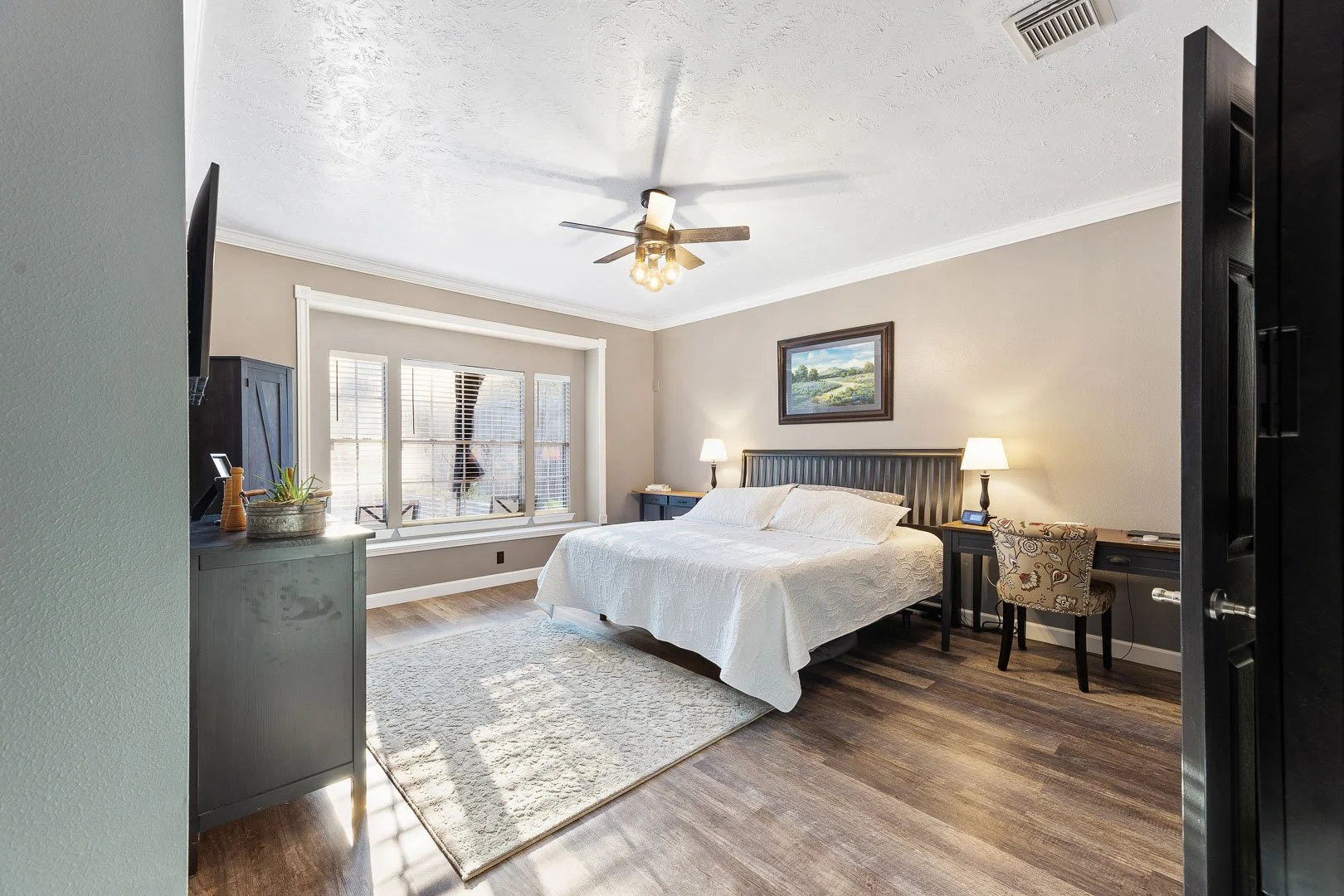 the-woodlands-tx-primary-bedroom-home-residential-real-estate-photography.jpg