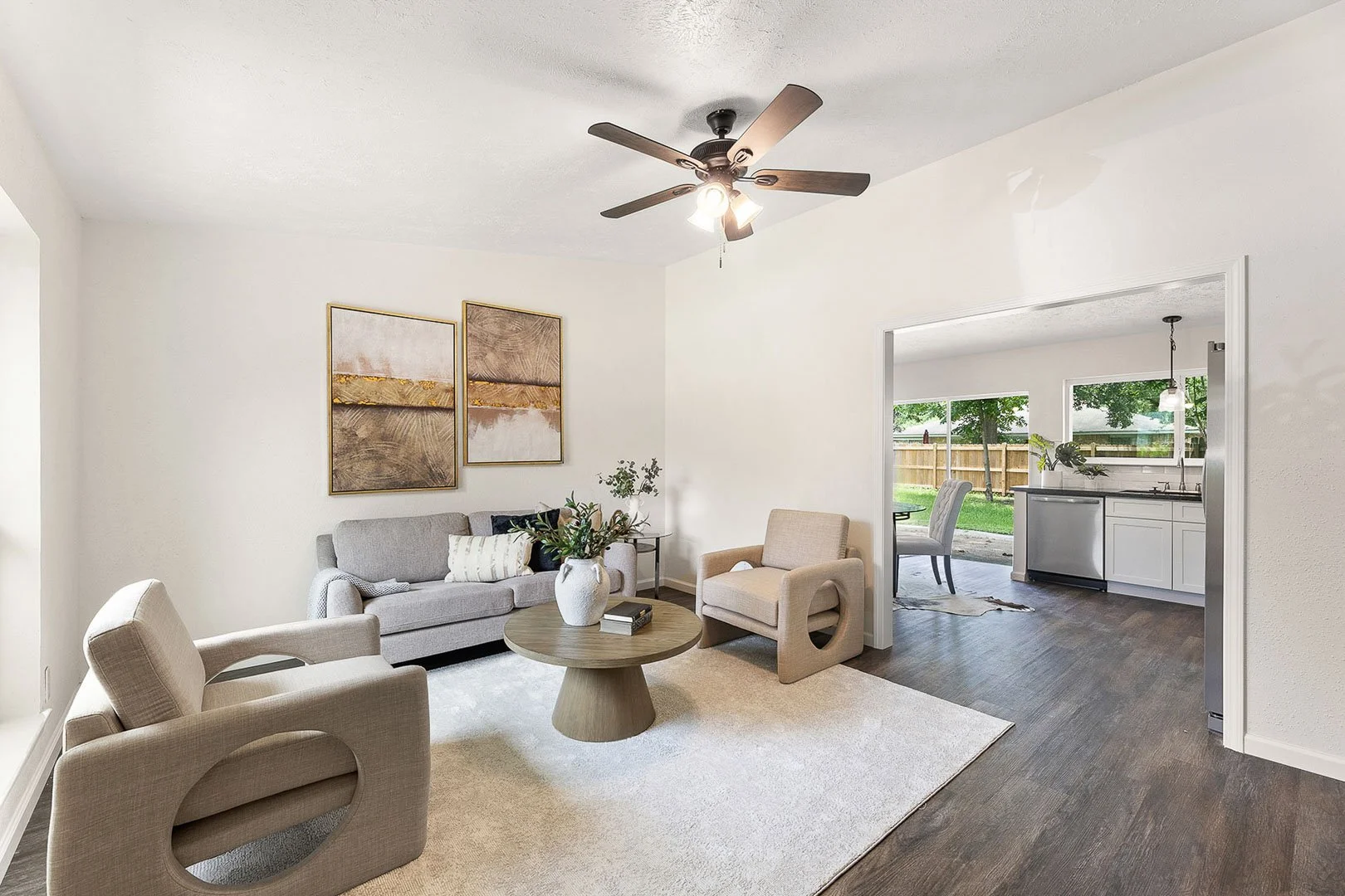 professional-real-estate-photographer-houston-tx-living-room.jpg