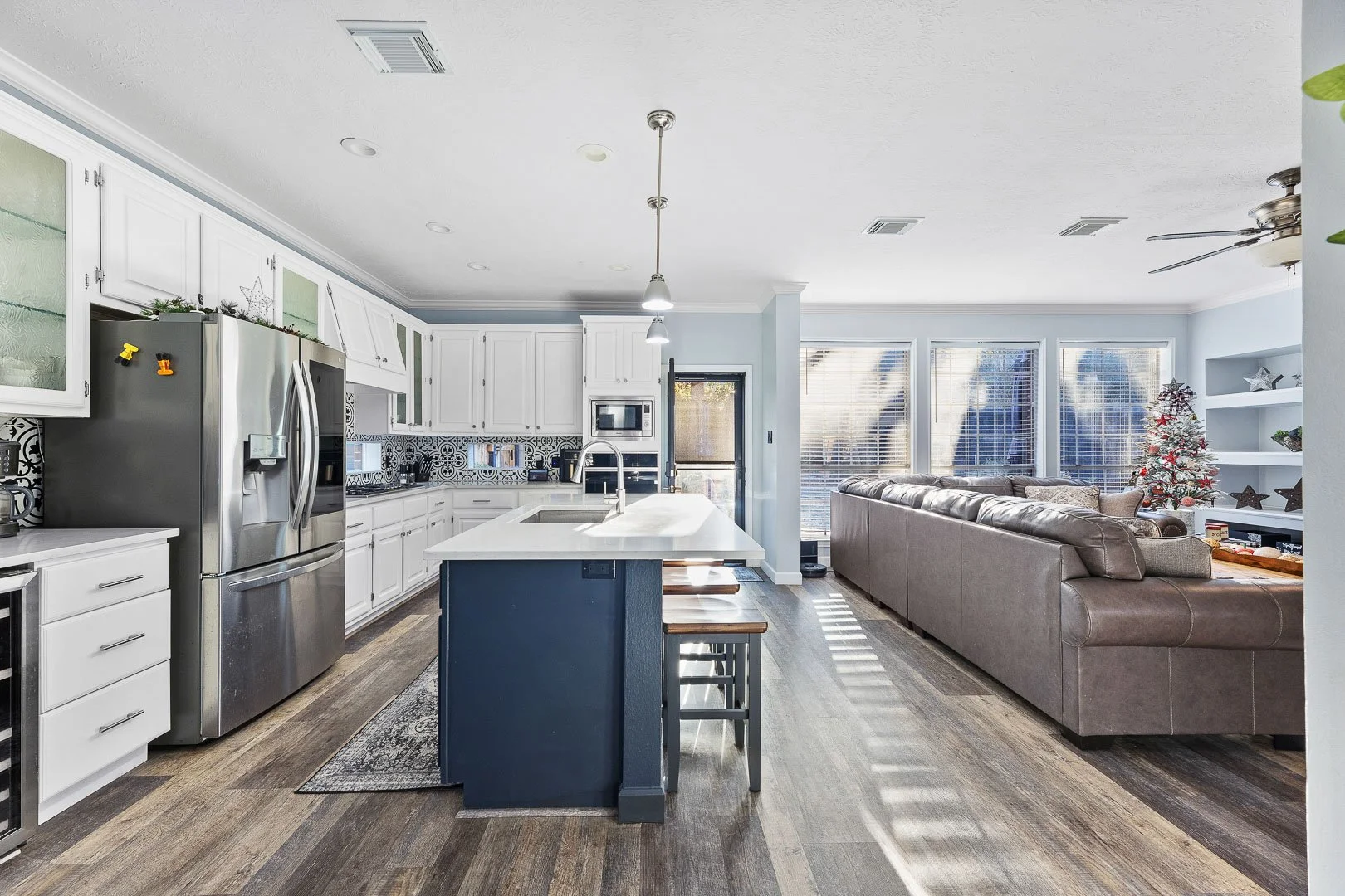 the-woodlands-houston-area-open-concept-kitchen-living-room-new-construction-for-sale-photography-real-estate-interior.jpg