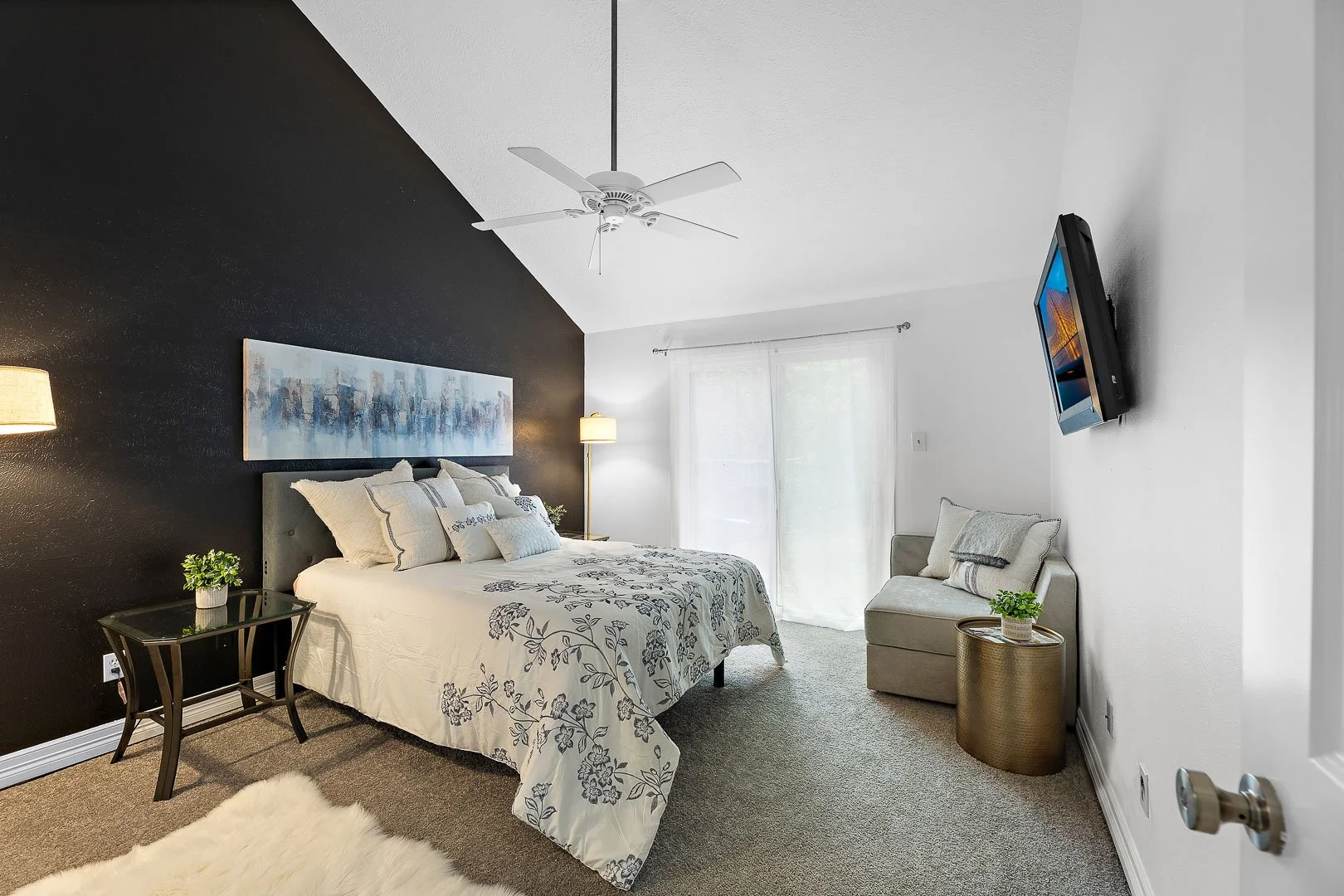 the-woodlands-tx-primary-bedroom-vaulted-ceilings-high-remodel-accent-wall-real-estate-photo.jpg