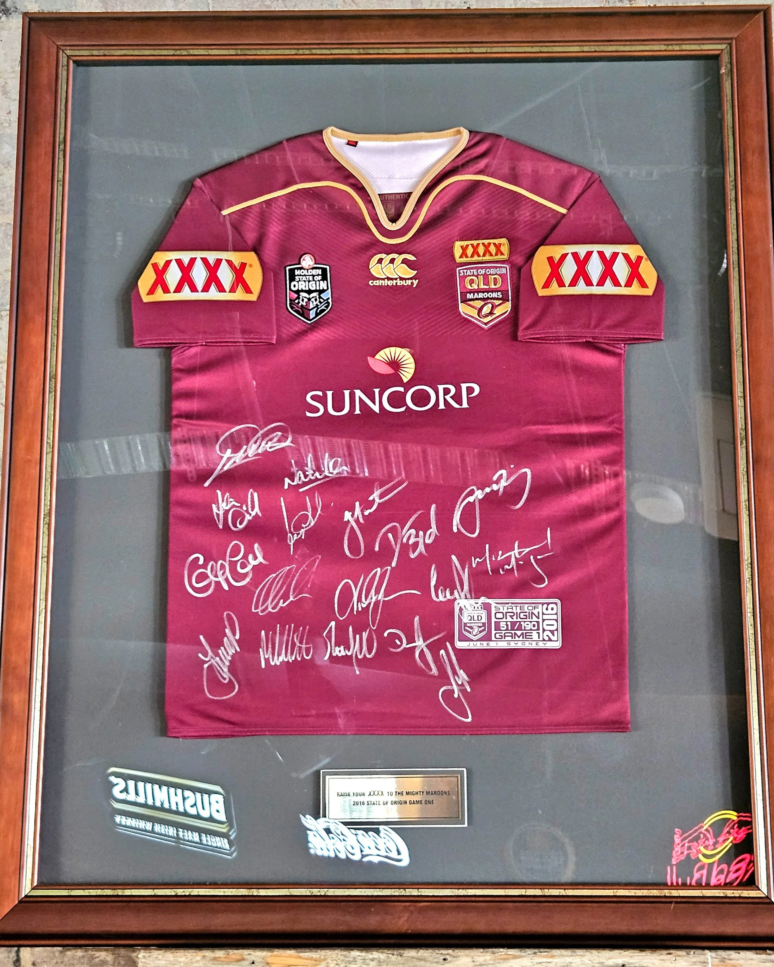 THE HOLY GRAIL FOR MAROONS FANS IS UP FOR GRABS 🔥

QLD fans, look at this absolute beauty. We have managed to score a piece of rugby league history, and it could be hanging on your wall.

This is a fully signed and framed Queensland Maroons team jer
