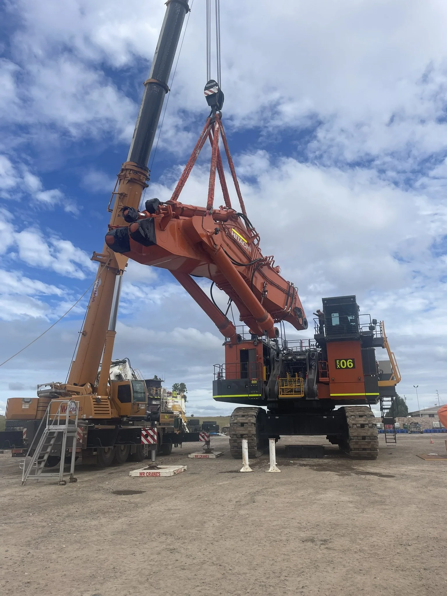 Trucks, earthmoving, mining (8).JPEG