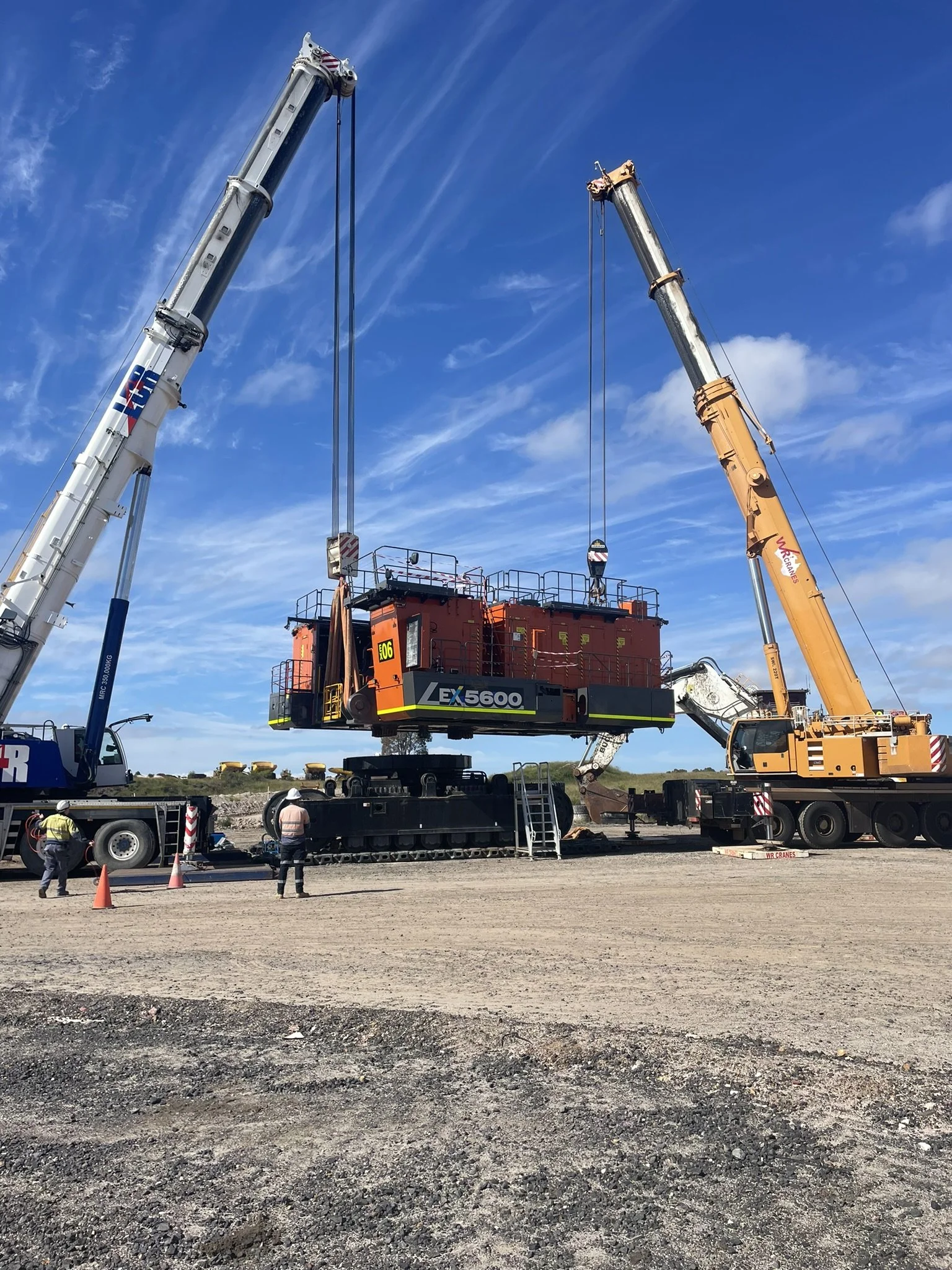 Trucks, earthmoving, mining (9).JPEG