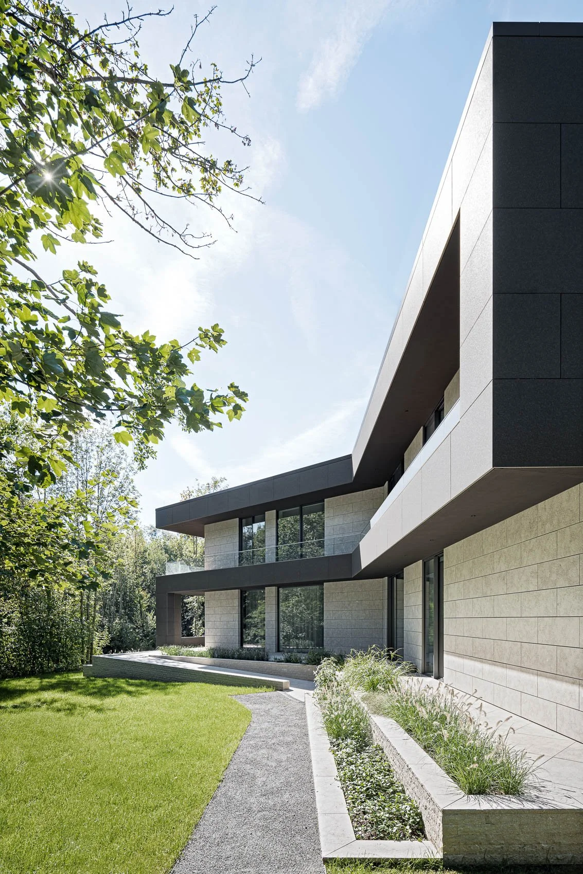 modernes-wohnhaus-in-naturstein-03.jpg