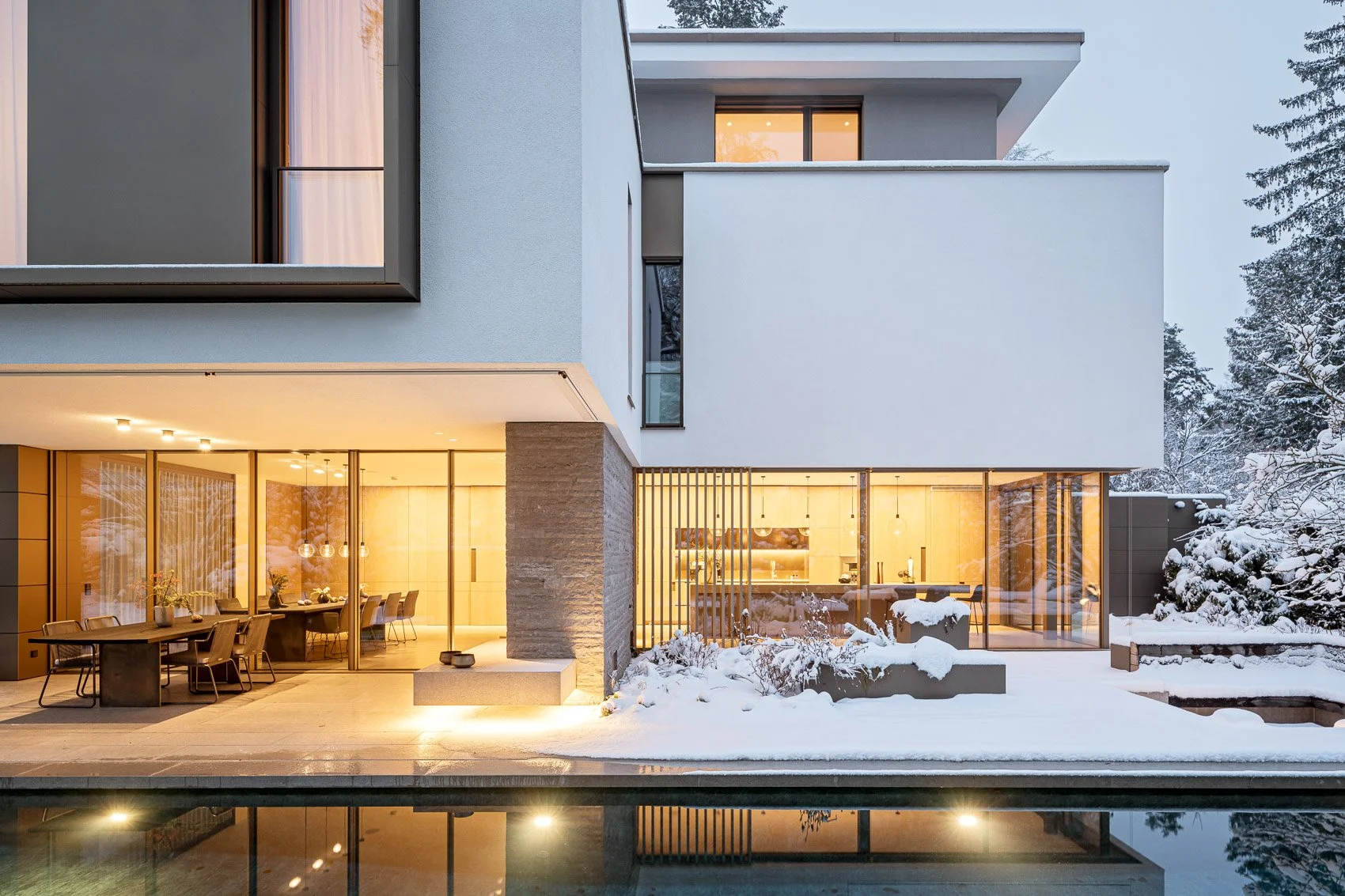 modernes-wohnhaus-im-schnee-03.jpg