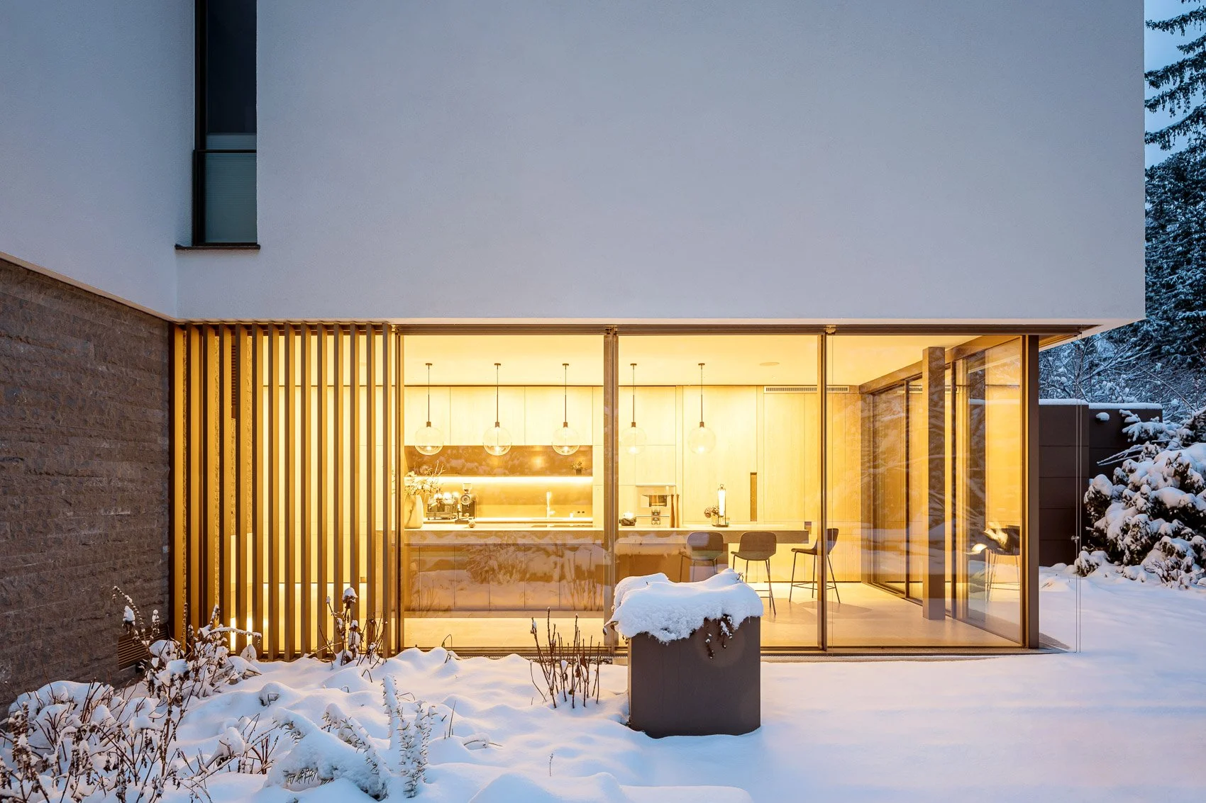 modernes-wohnhaus-im-schnee-07.jpg