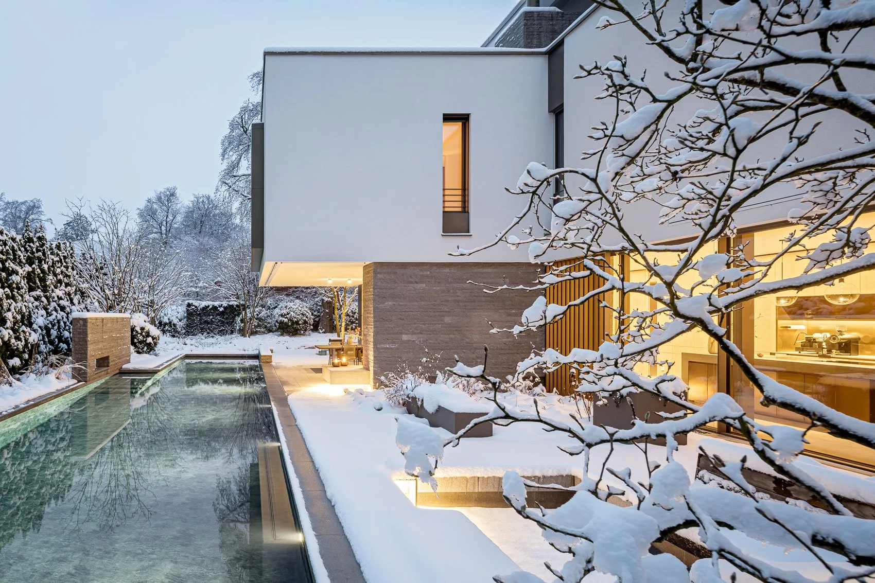 modernes-wohnhaus-im-schnee-06.jpg