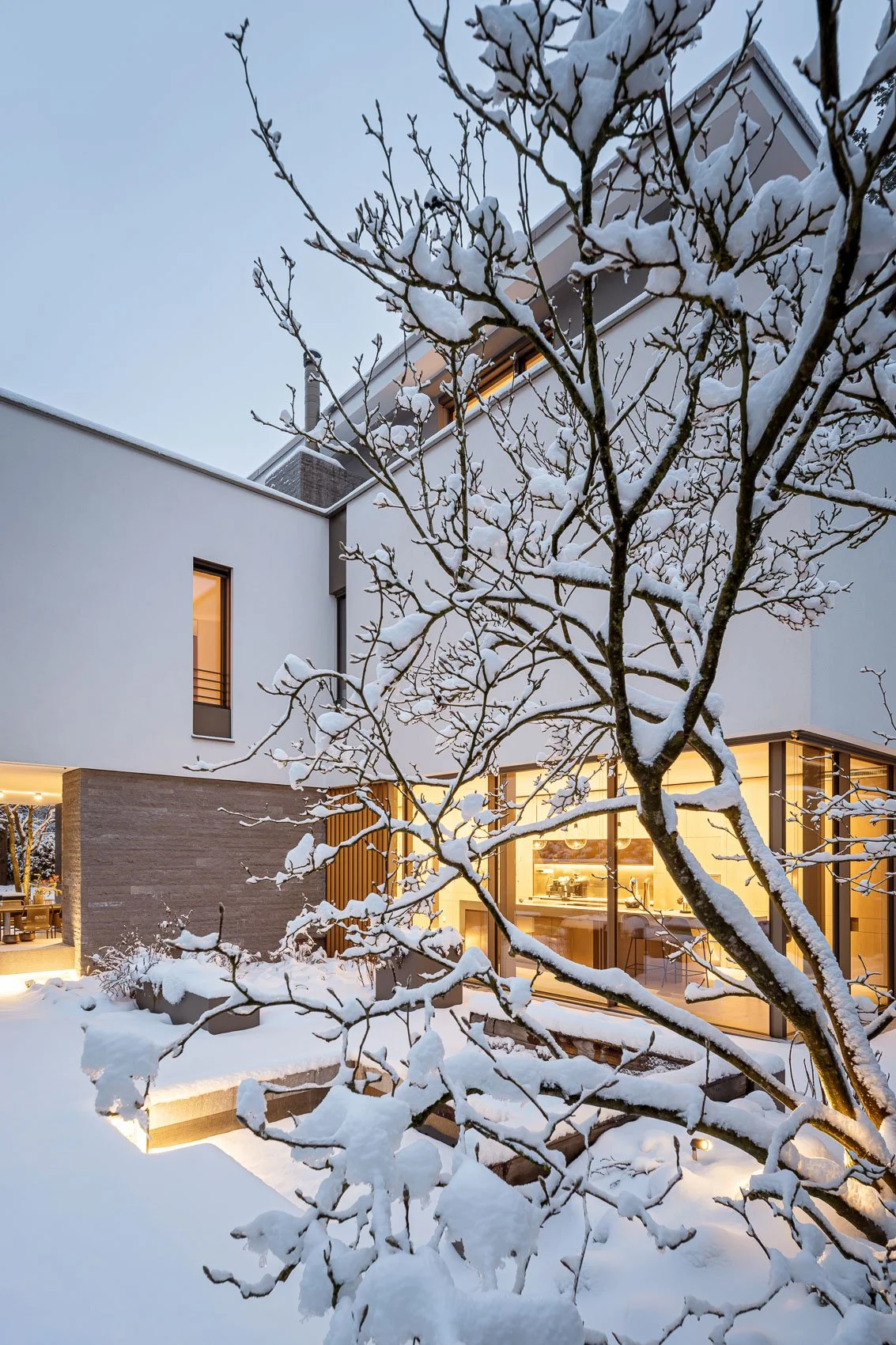 modernes-wohnhaus-im-schnee-05.jpg