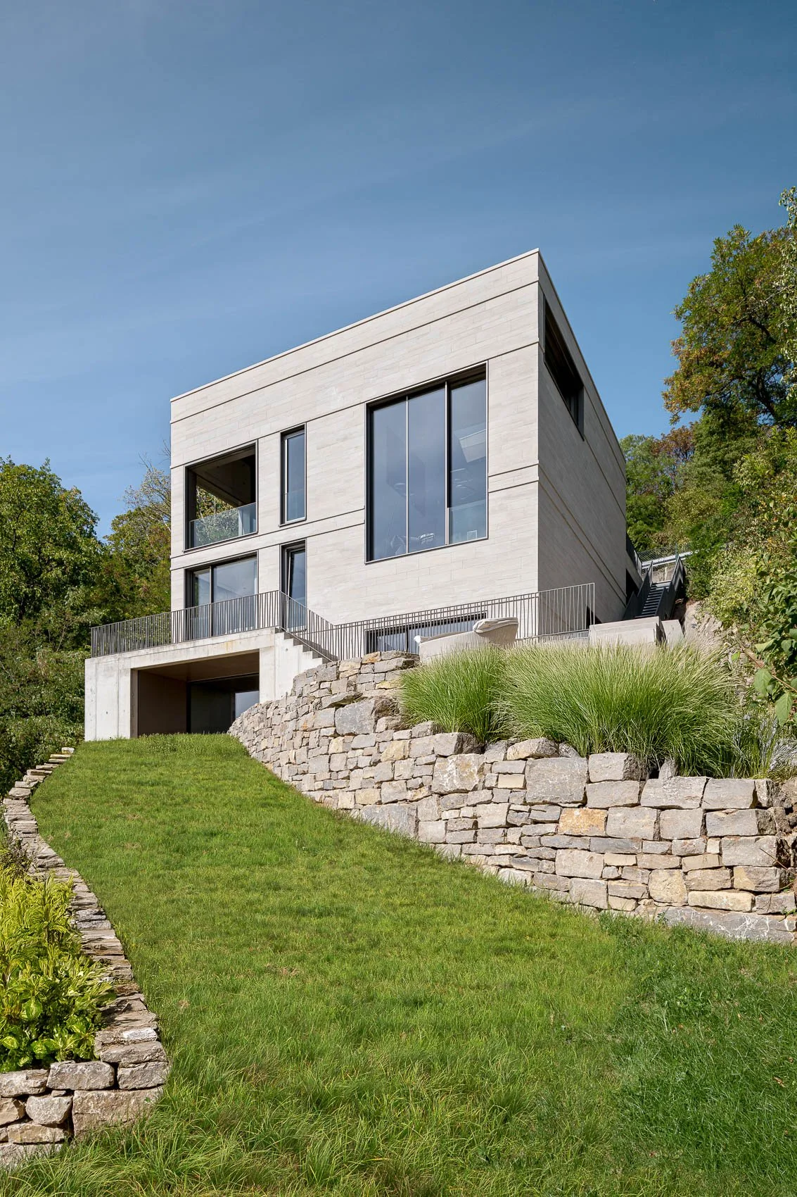 wohnhaus-aus-naturstein-beton-holz-03.jpg