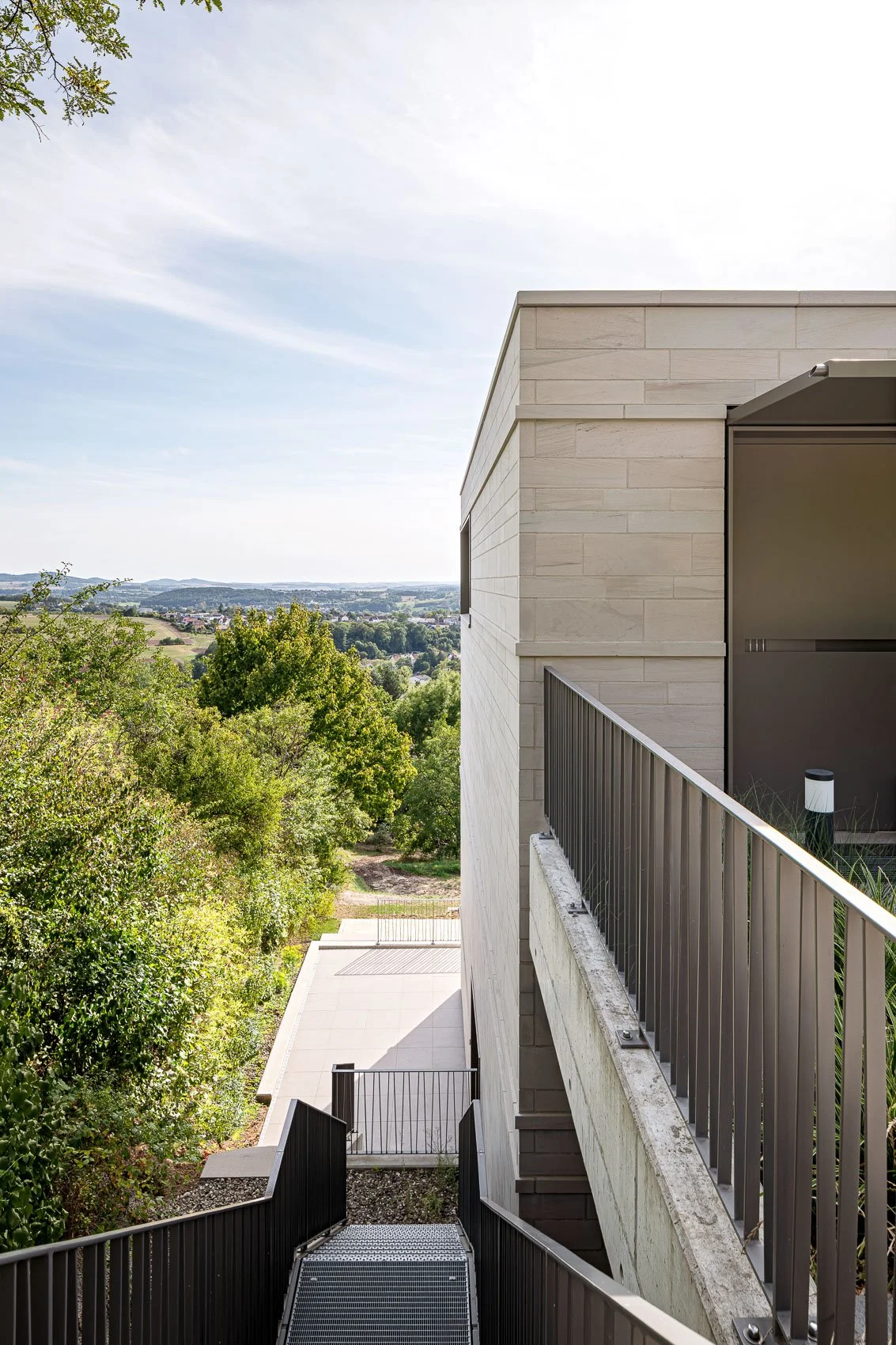 wohnhaus-aus-naturstein-beton-holz-09.jpg