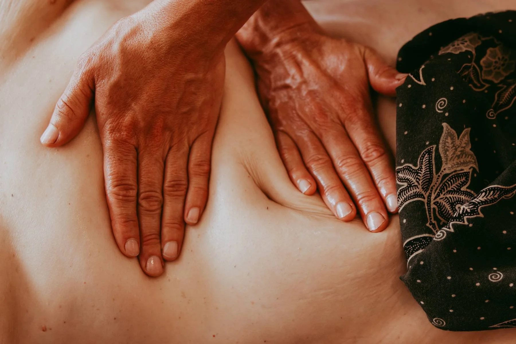 belly massage, sacral , warm, safe space, connection, women, celebration. 腹部按摩、子宮按摩、連結、女性力量