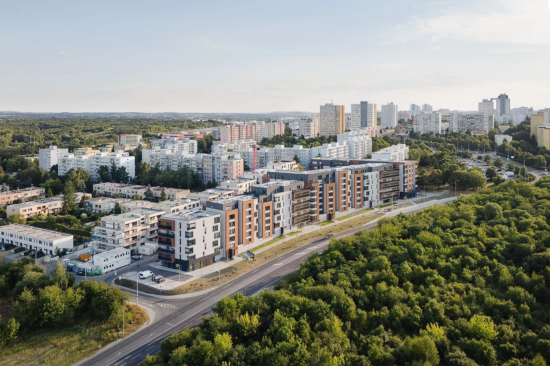 etecký záběr na moderní architekturu rezidenční čtvrti obklopené zelení.