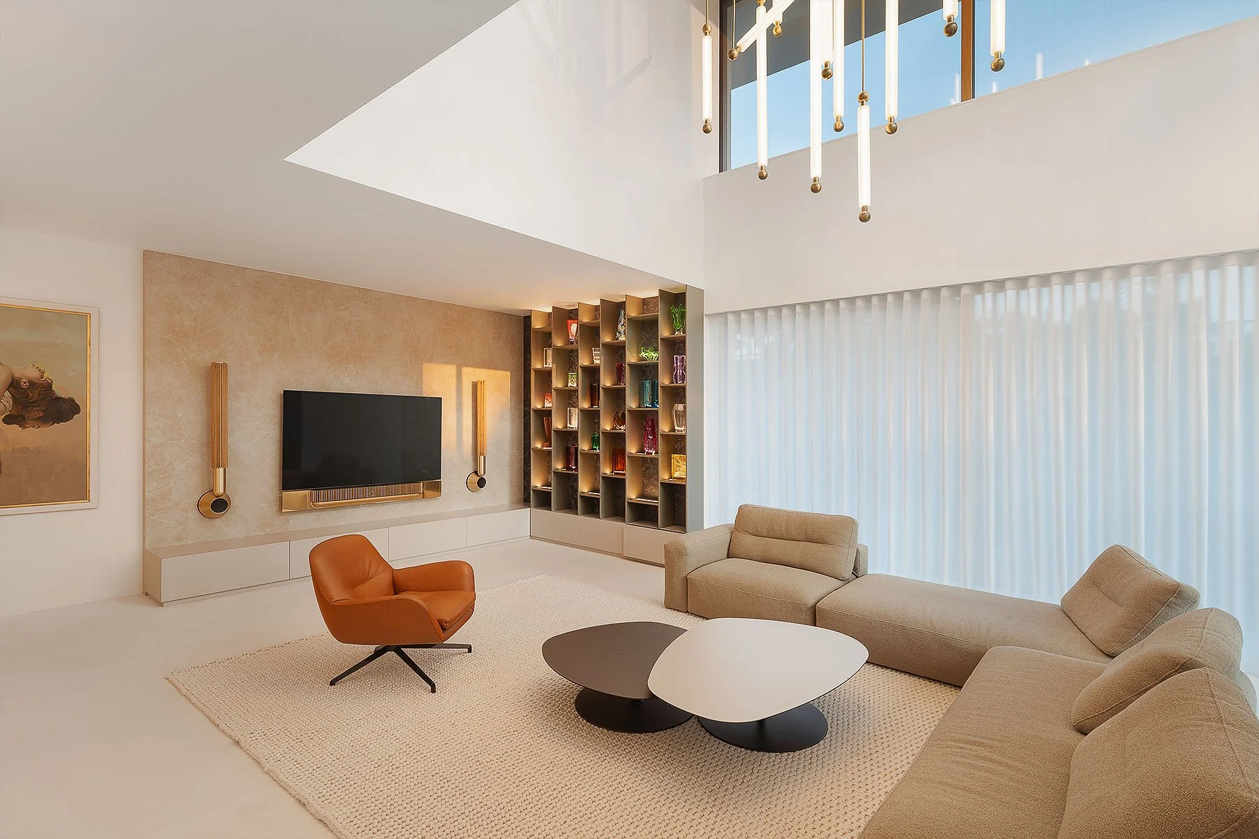 Private Villa Klánovice: Prosvětlený obývací pokoj s designovou vestavěnou knihovnou, oranžovým křeslem a moderním nábytkem v Praze.