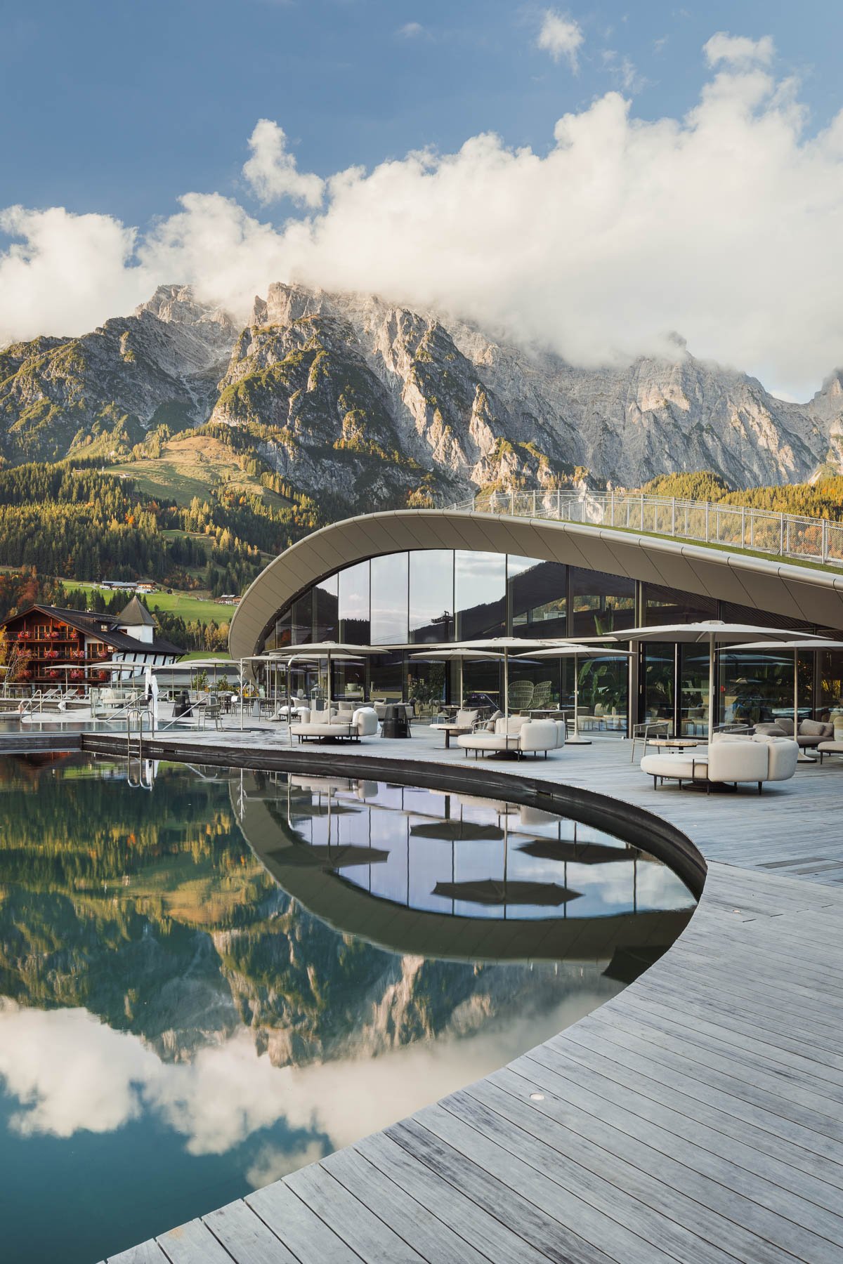 Design ATMOSPHERE Spa interior with pool reflecting surrounding mountains.