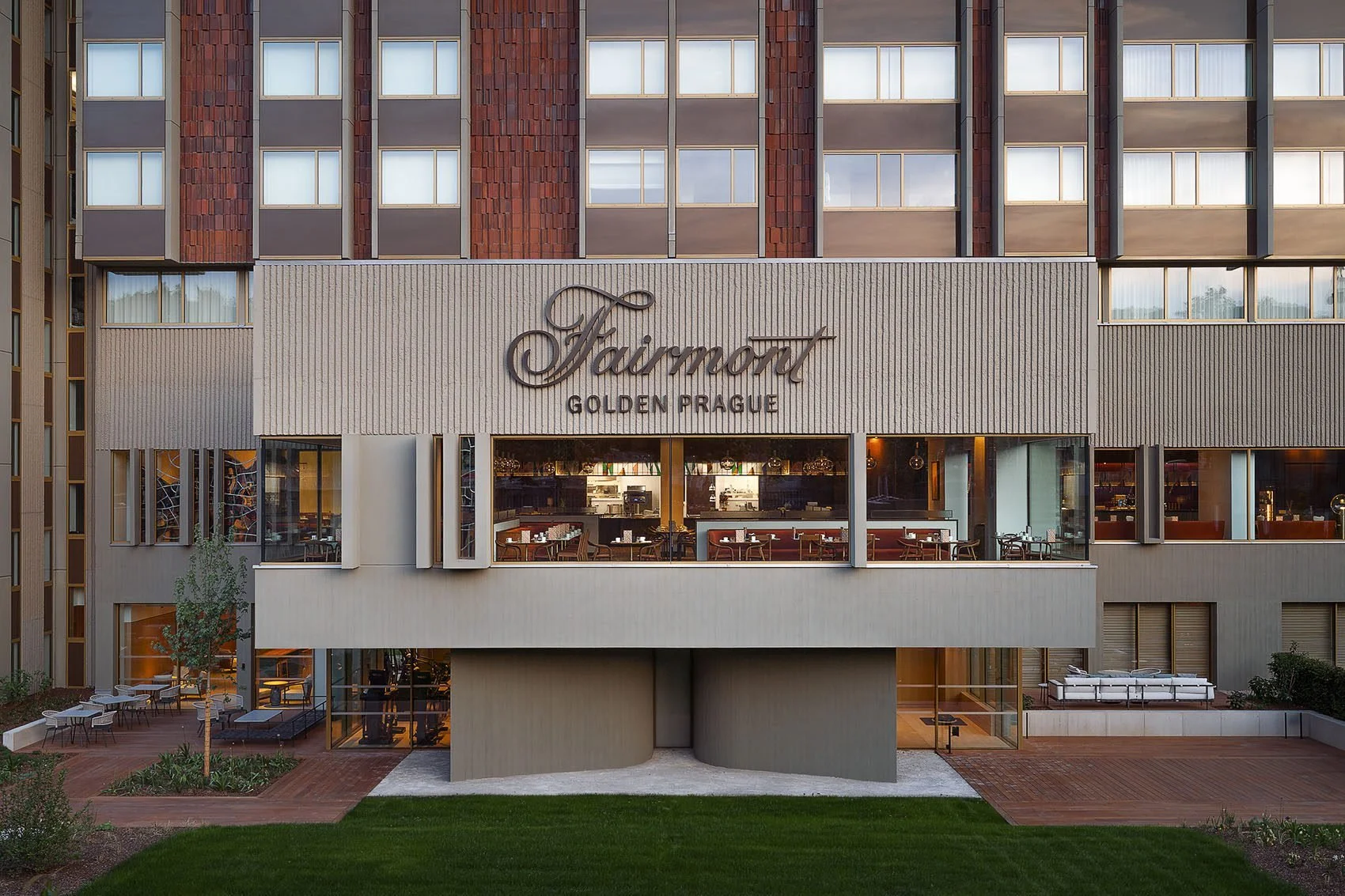 Detail moderní fasády hotelu Fairmont Golden Prague s prosklenou restaurací a čistými liniemi.